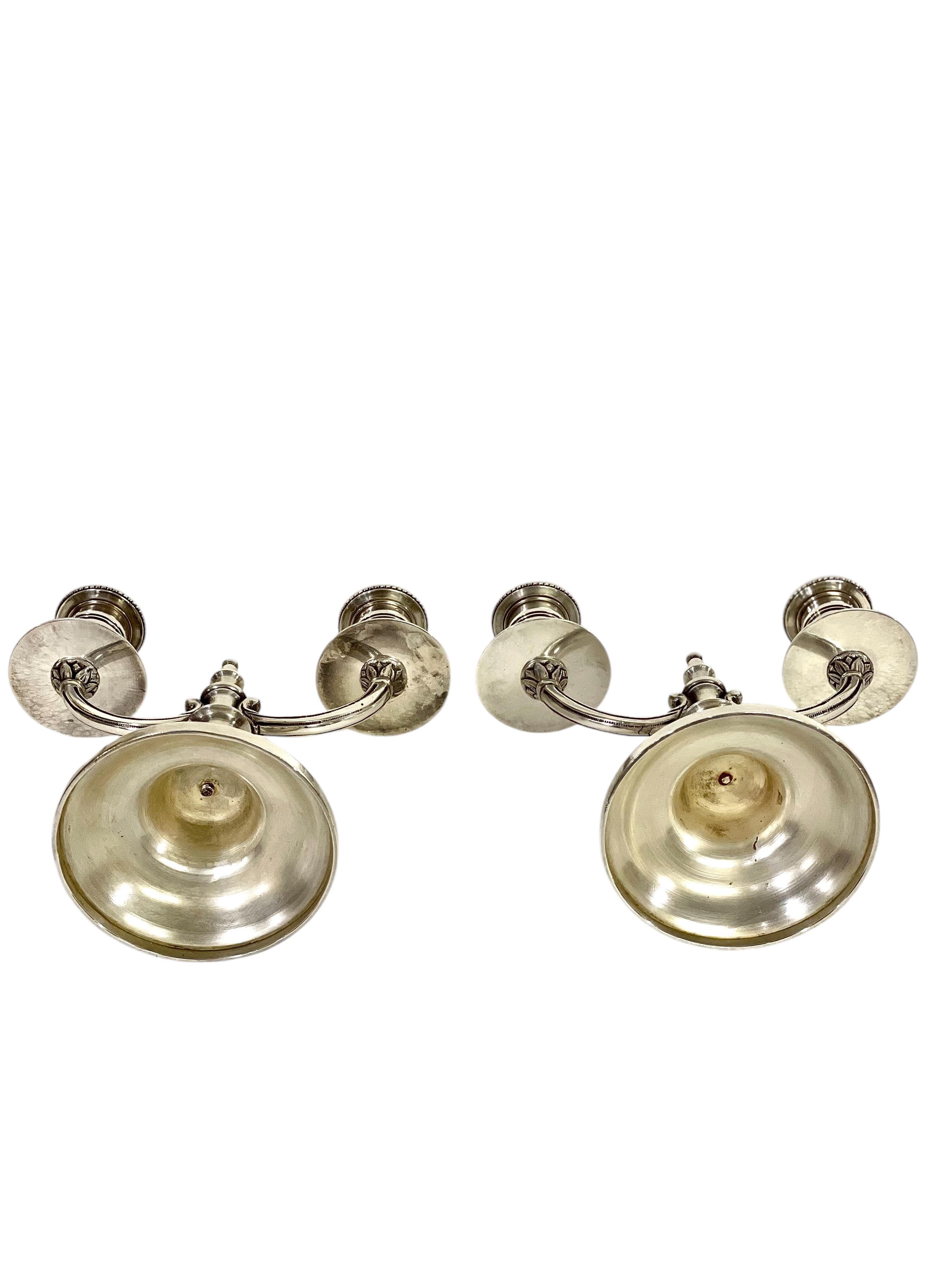 Argentato Coppia di candelabri in bronzo placcato argento del XIX secolo in vendita