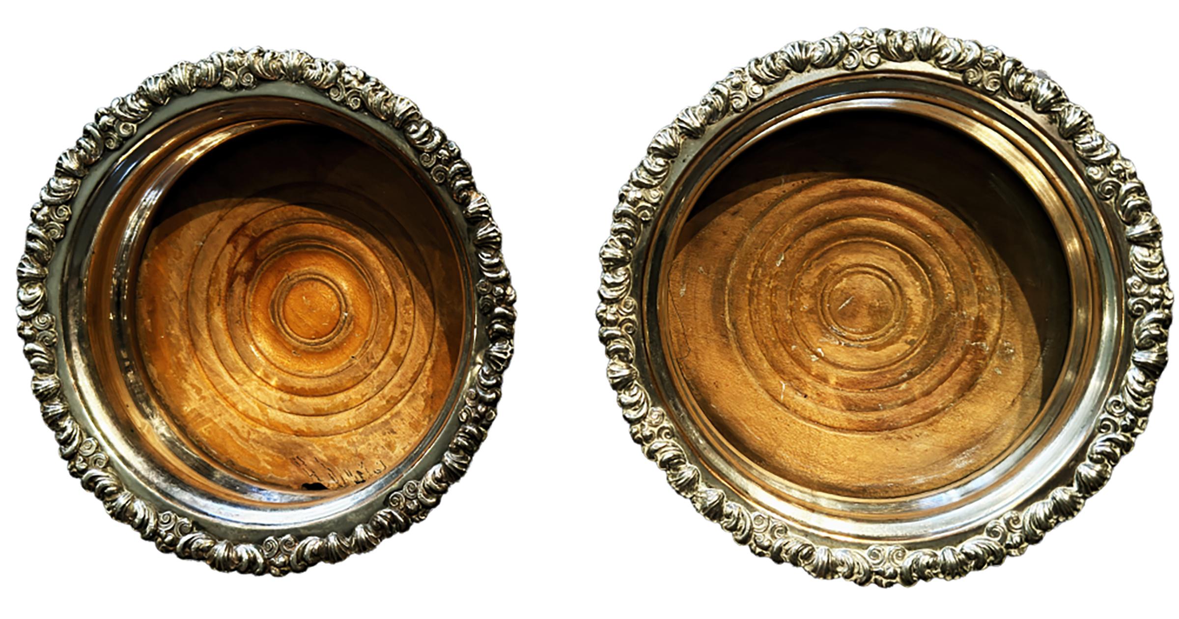 Sheraton Coppia di sottobicchieri da vino Sheffield placcati in argento del 19° secolo in vendita