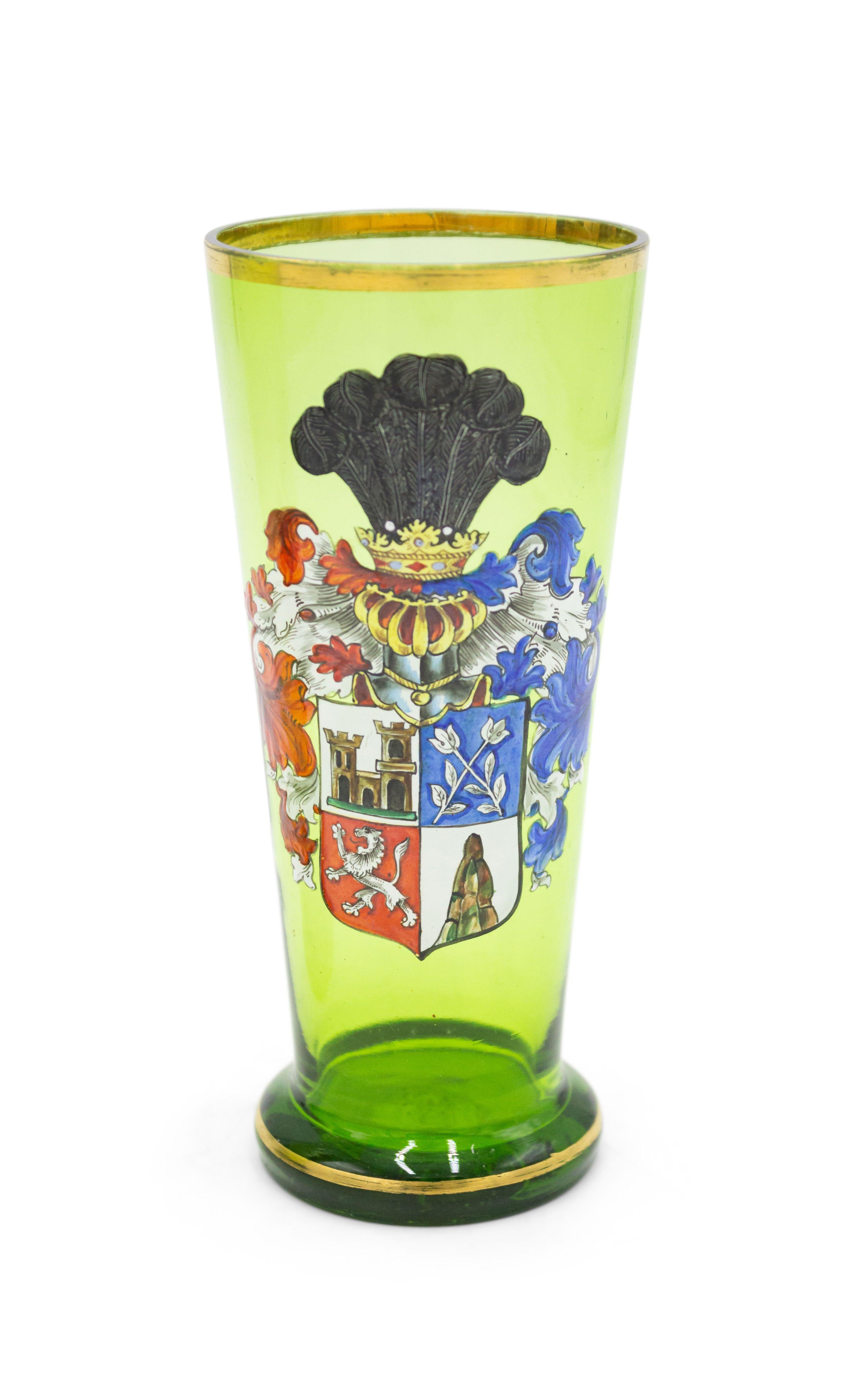 Paar ähnliche deutsche Vasen aus grünem böhmischem Glas des 19. Jahrhunderts mit emailliertem Wappen. (PREIS ALS PAAR).
 