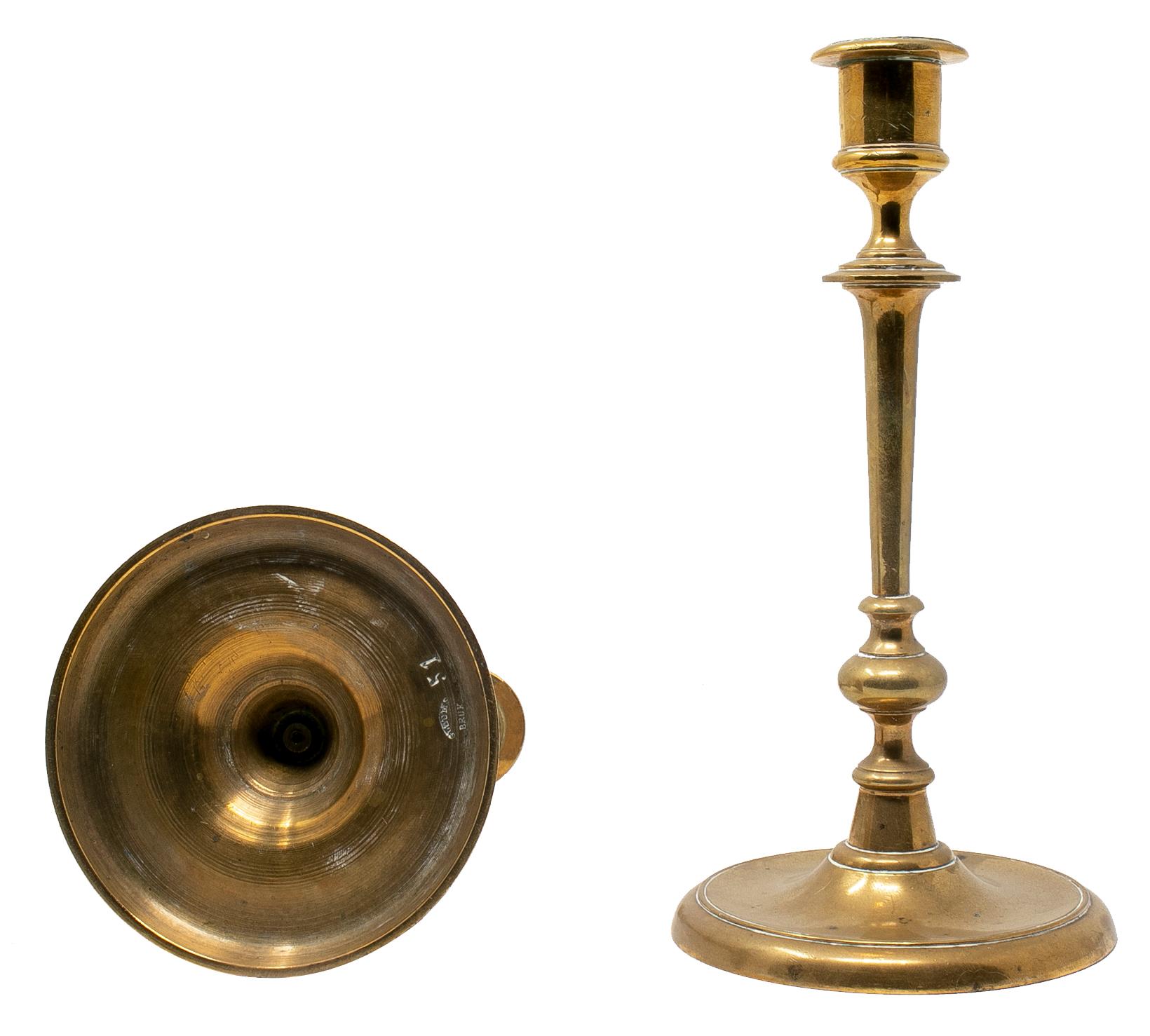 Pareja de candeleros españoles de bronce del siglo XIX.