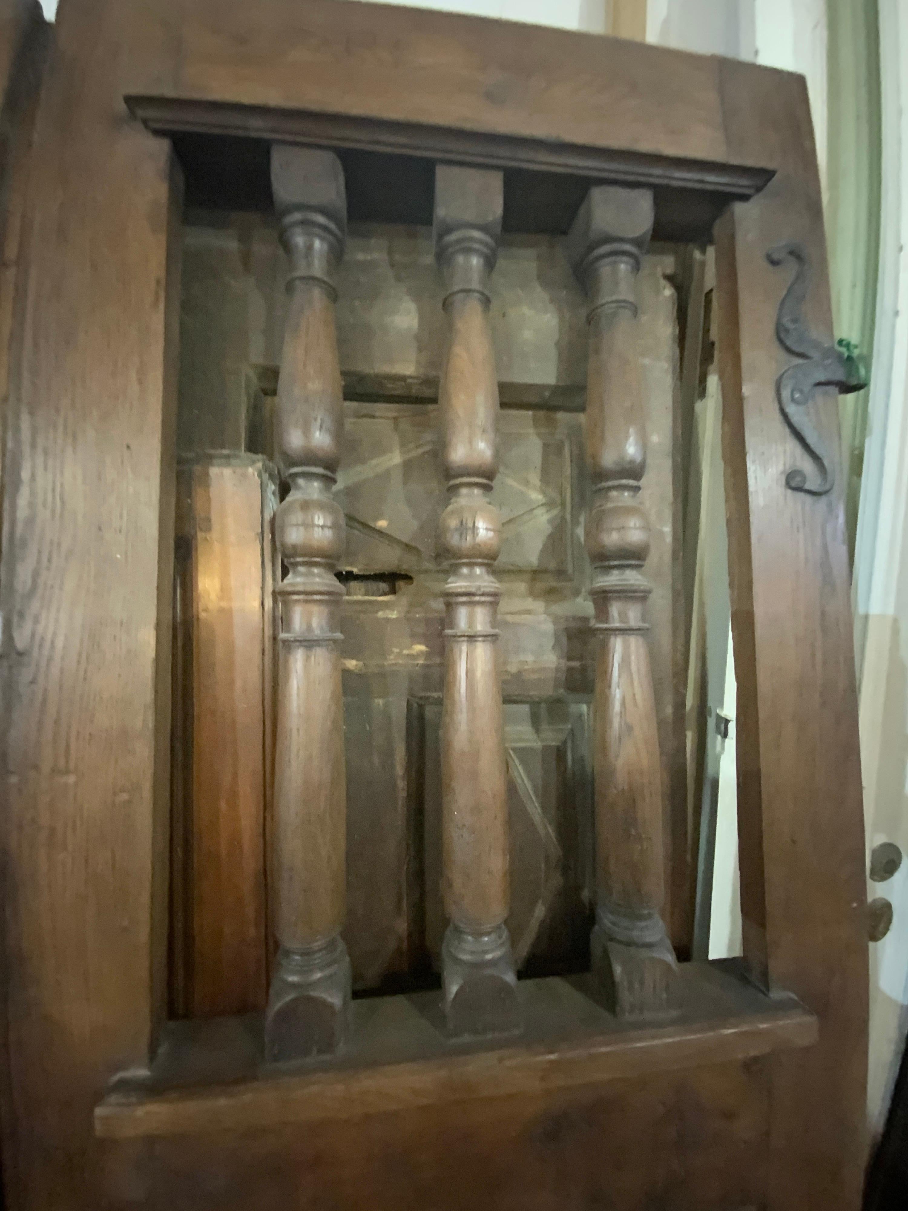 Queste bellissime porte in noce risalgono al 1870. Origine; Spagna. Questi articoli sono venduti come set.
