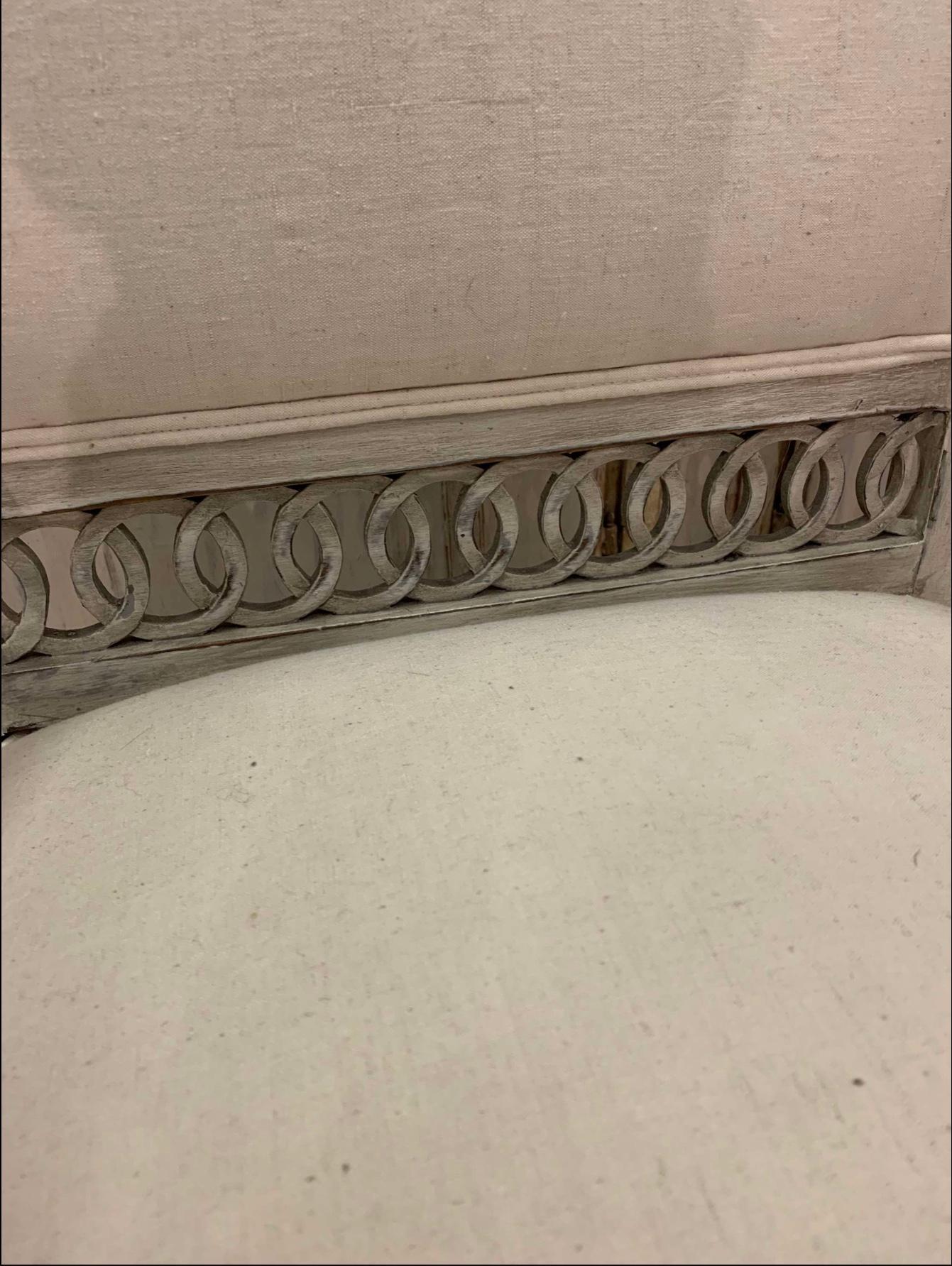 Paire de jolis fauteuils ouverts suédois peints et tapissés à la fin du XIXe siècle. 
Les dossiers sont ornés d'une bordure décorative ajourée et de brancards tournés.
Replacé dans un lin français vintage blanc cassé.
Parfaites comme chaises