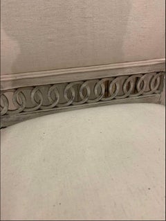 Paire de fauteuils suédois du 19e siècle avec détails décoratifs ajourés