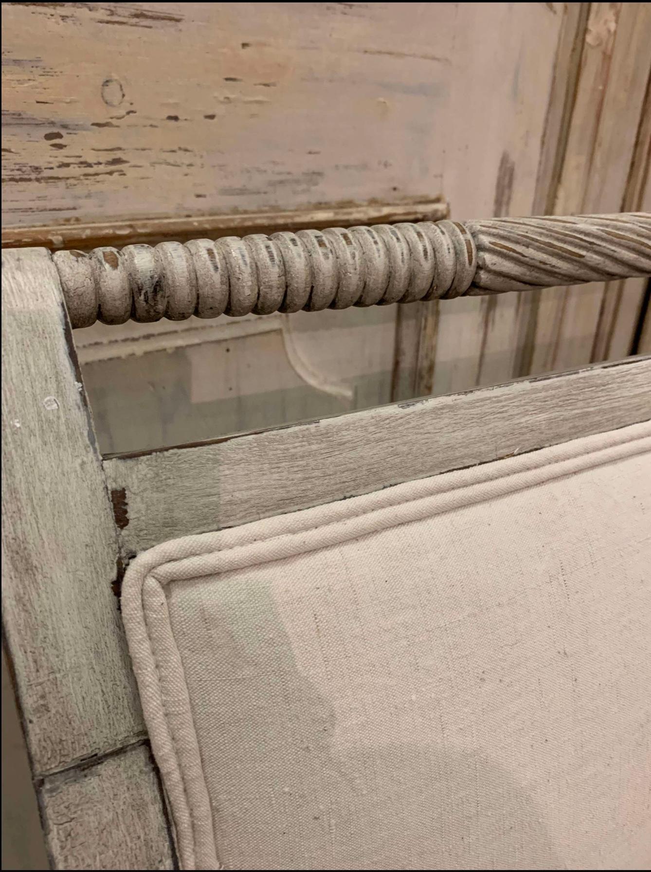 Empire Paire de fauteuils suédois du 19e siècle avec détails décoratifs ajourés en vente