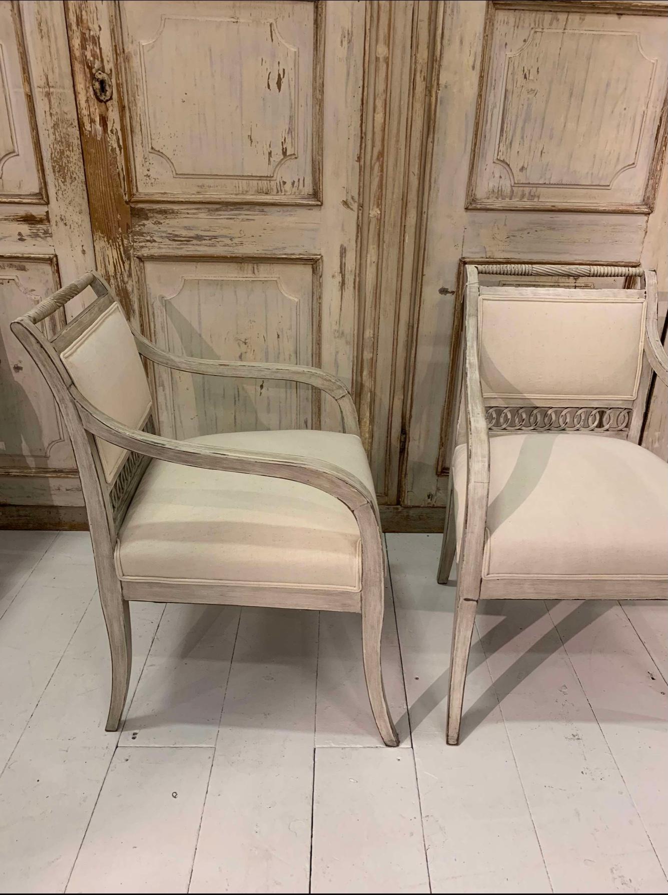 Suédois Paire de fauteuils suédois du 19e siècle avec détails décoratifs ajourés en vente