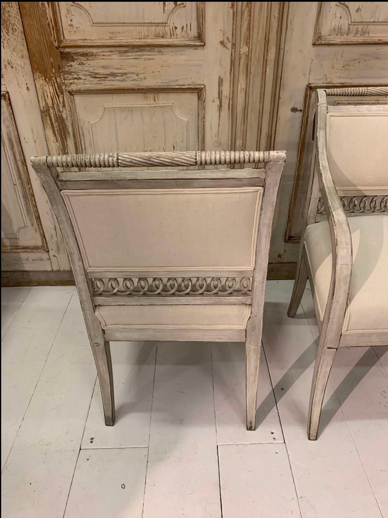 Peint Paire de fauteuils suédois du 19e siècle avec détails décoratifs ajourés en vente