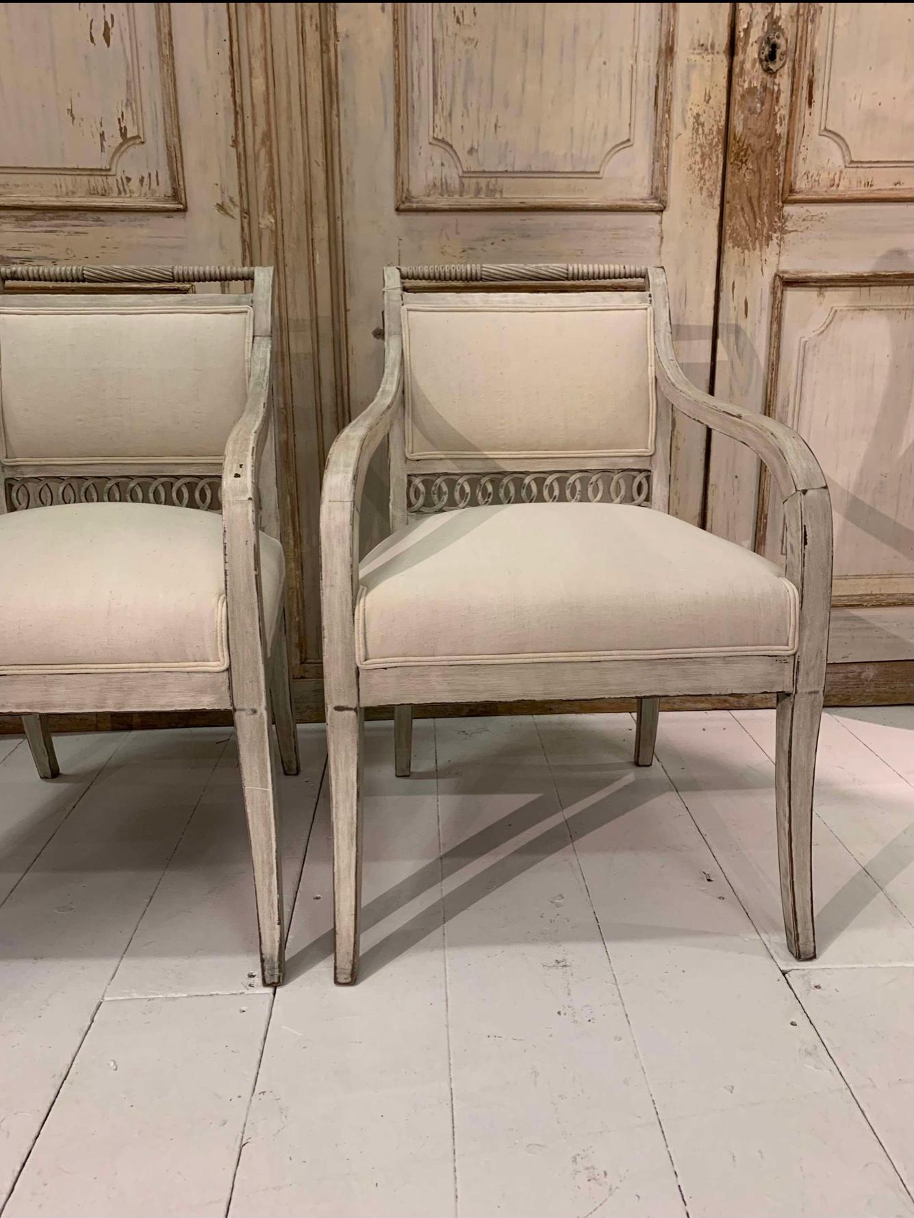 Paire de fauteuils suédois du 19e siècle avec détails décoratifs ajourés Bon état - En vente à London, GB