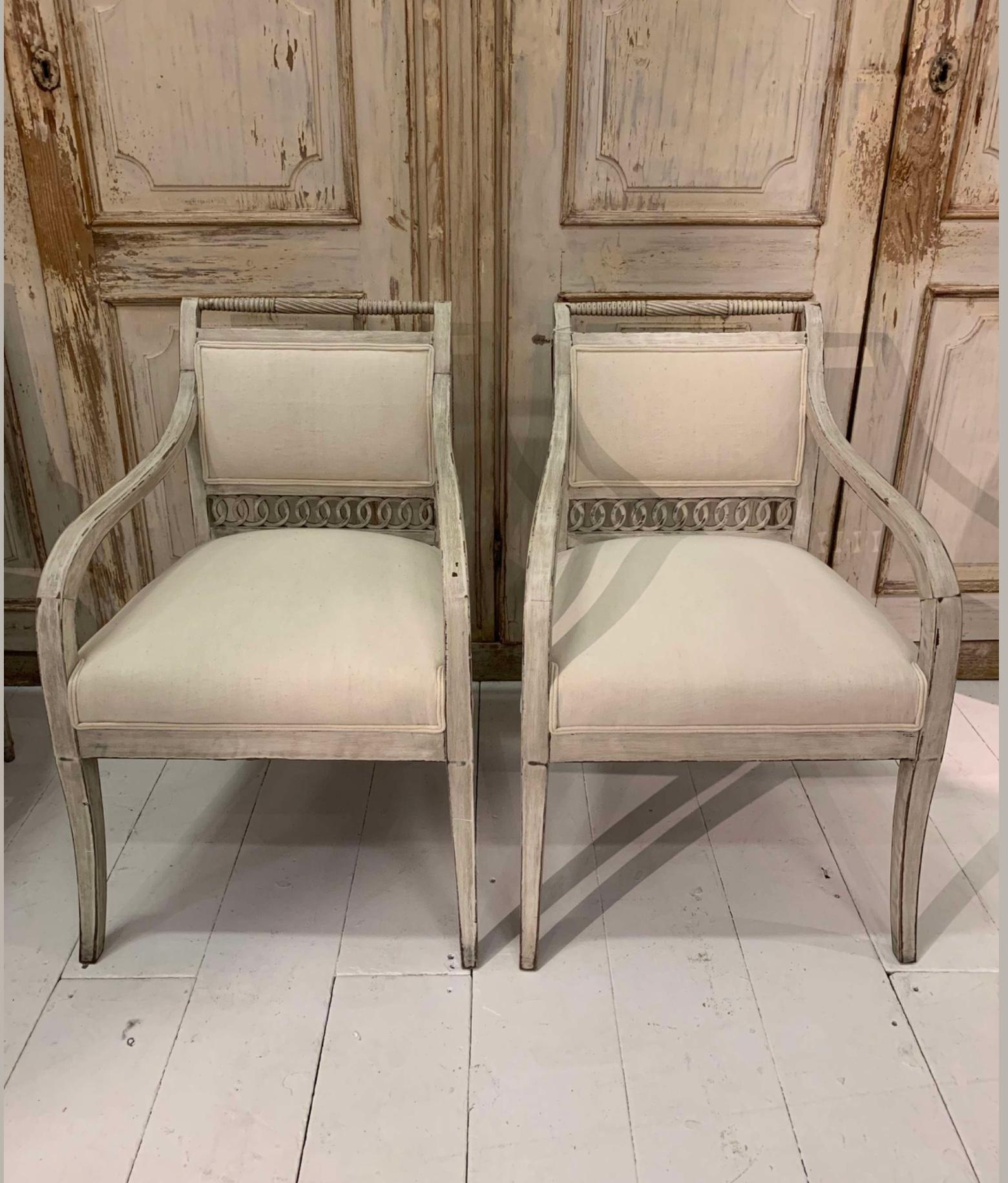Fin du XIXe siècle Paire de fauteuils suédois du 19e siècle avec détails décoratifs ajourés en vente