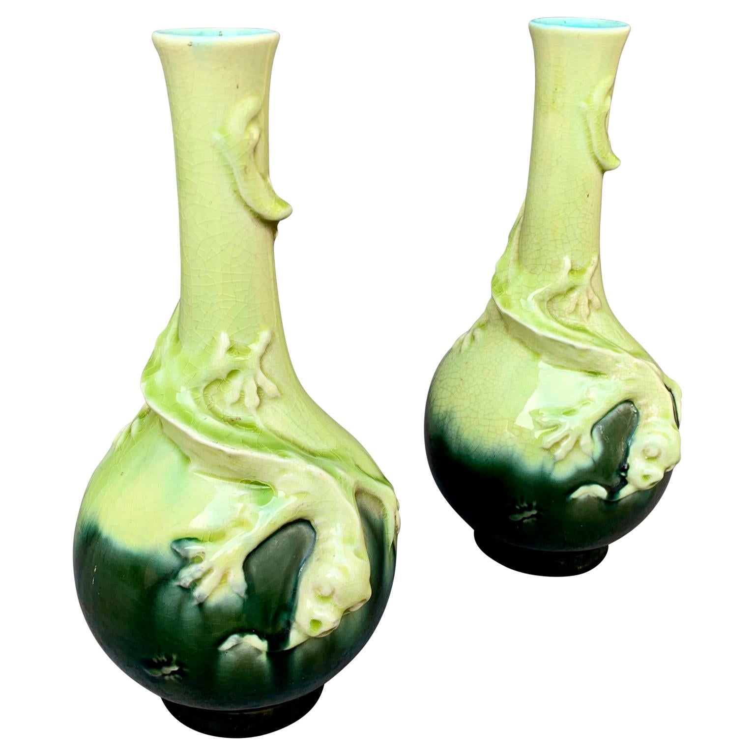 Art nouveau  Paire de vases suédois Art Nouveau en majolique du 19ème siècle  en vente