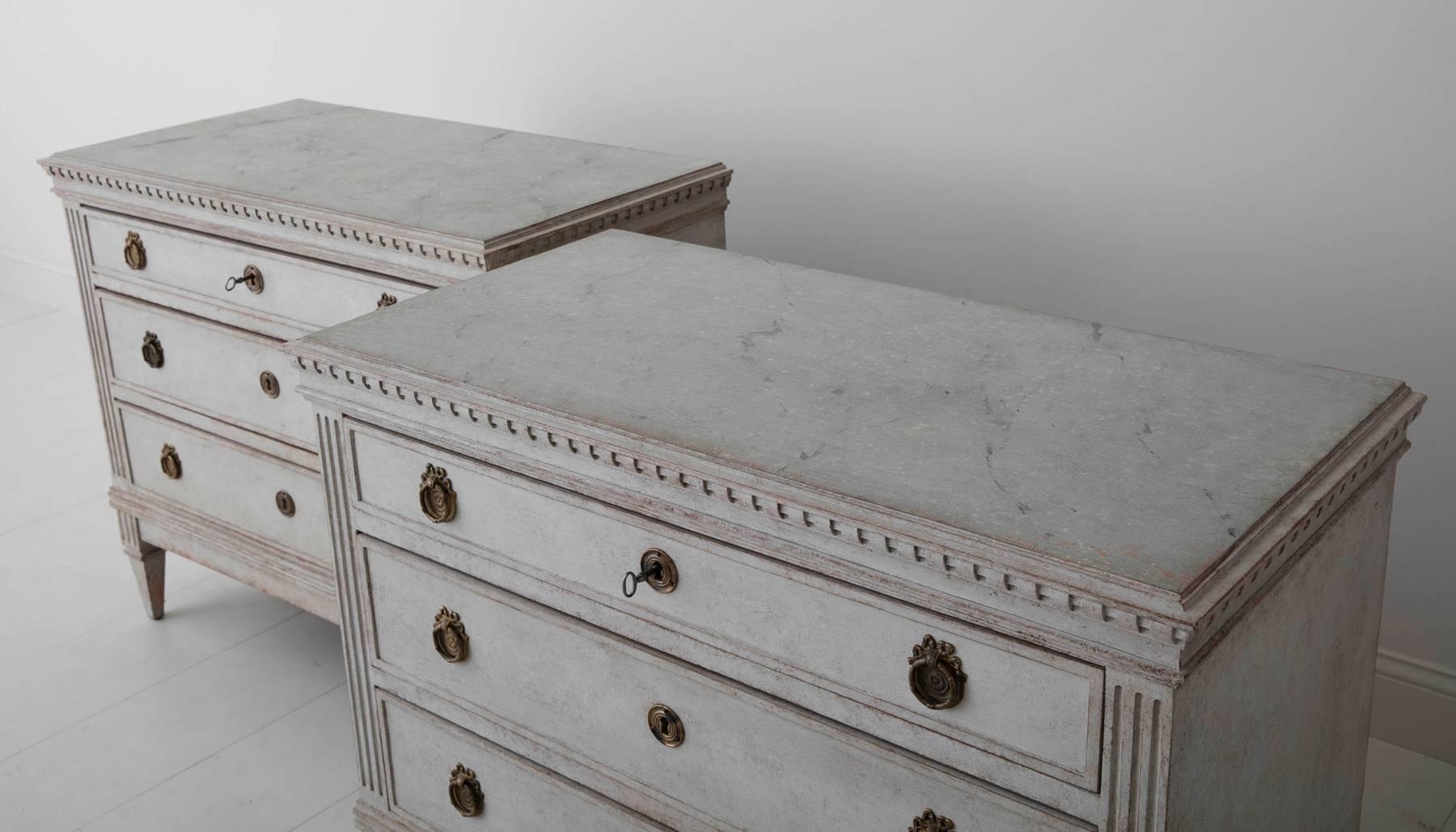 19th Century Pair of Swedish Gustavian Bedside Commodes with Marbleized Tops 1