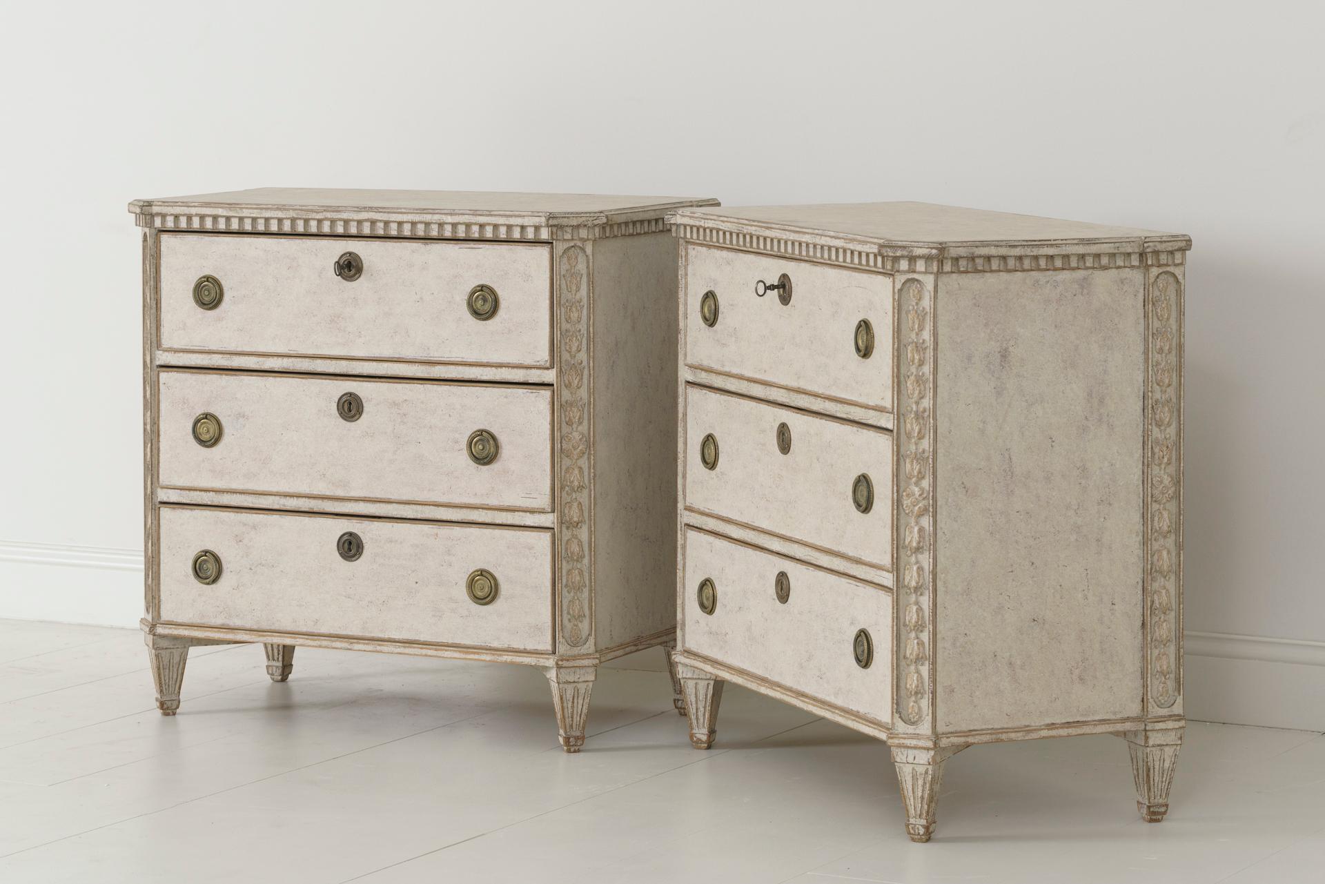 19th Century Pair of Swedish Gustavian Painted Bedside Commodes 5