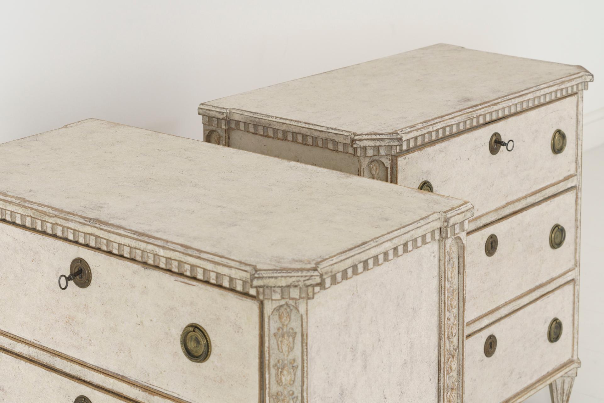 19th Century Pair of Swedish Gustavian Painted Bedside Commodes 6