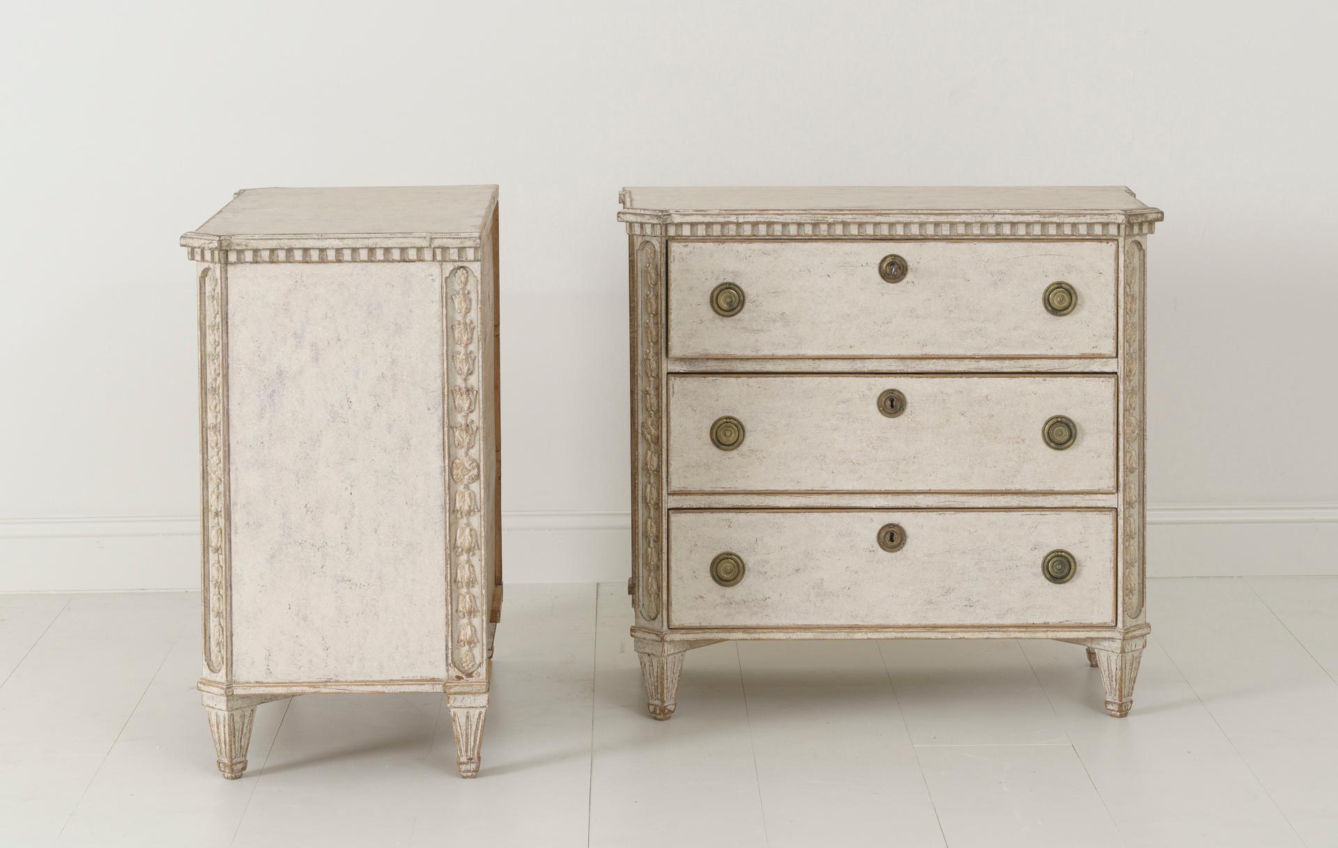 19th Century Pair of Swedish Gustavian Painted Bedside Commodes 8
