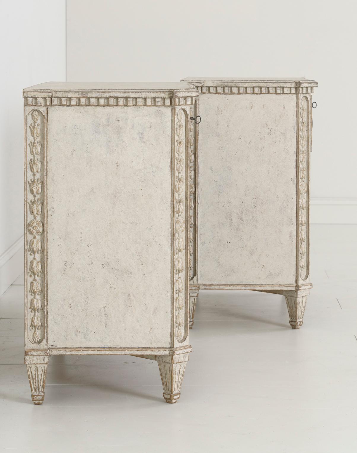 19th Century Pair of Swedish Gustavian Painted Bedside Commodes 9