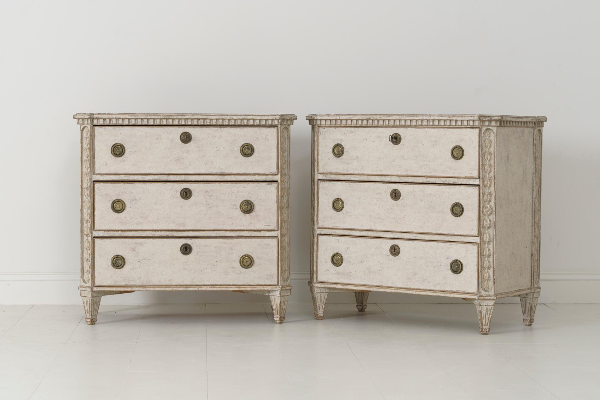 19th Century Pair of Swedish Gustavian Painted Bedside Commodes 1