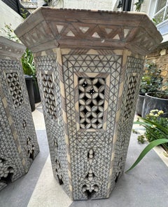 Paire de tables syriennes du 19ème siècle en nacre incrustée.