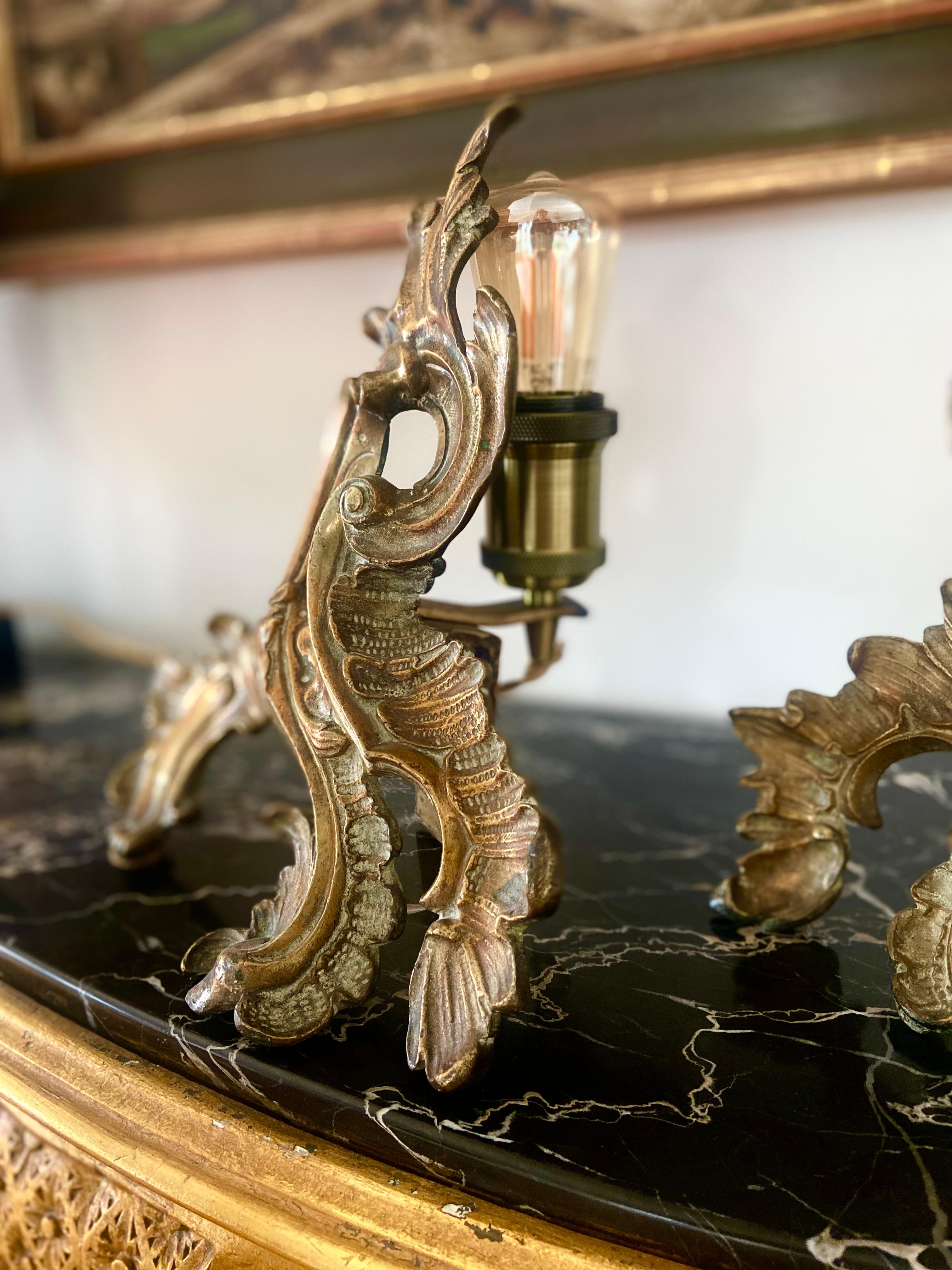 Paar Tischlampen aus elektrifizierter Bronze, französische Feuerhunde, 19. Jahrhundert im Angebot 2
