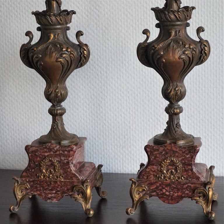 19th Century Pair of Tall Classical Bronze Urn Candleholders on Red Marble Base In Good Condition For Sale In Frankfurt am Main, DE