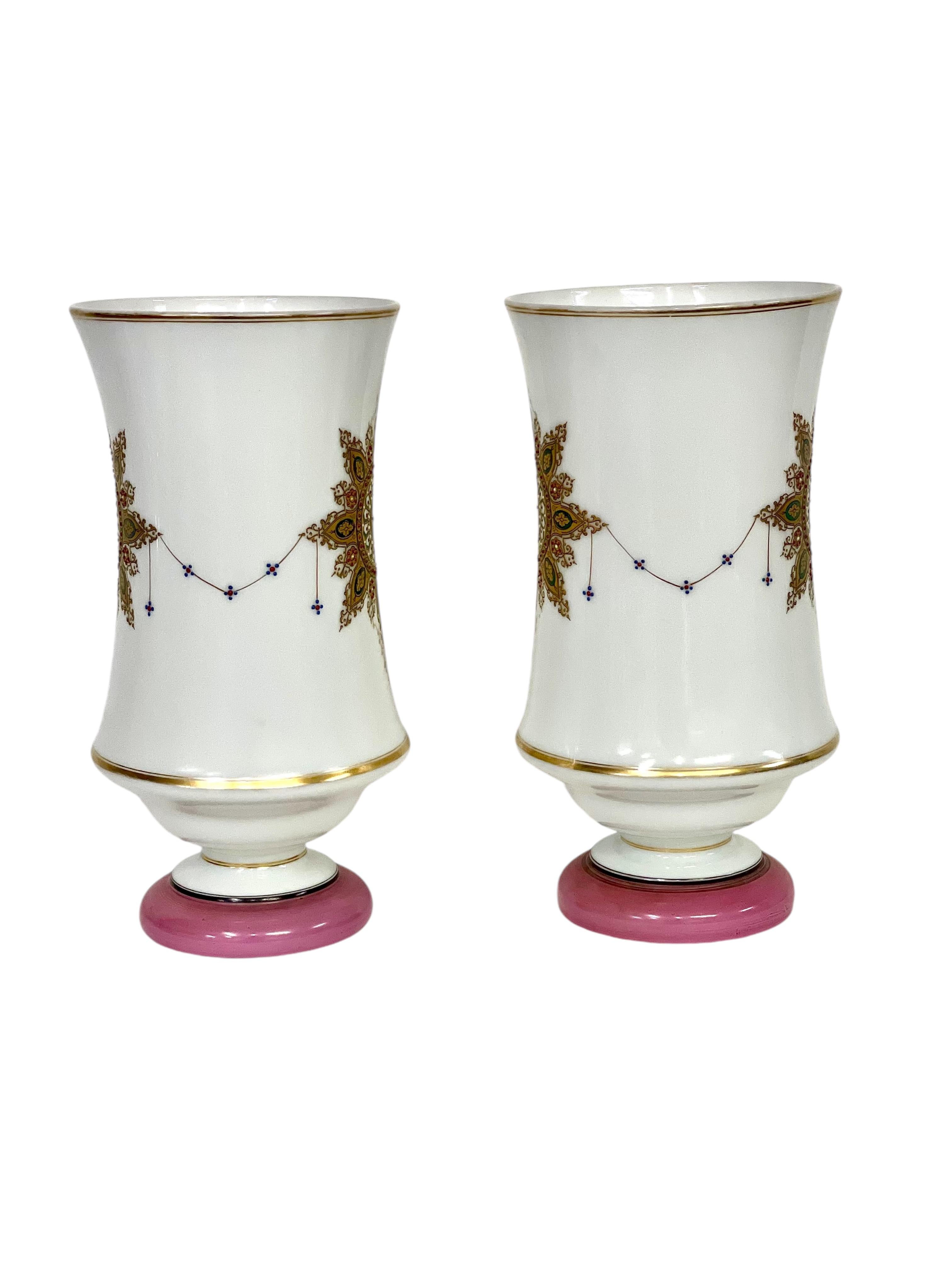 
Questa splendida coppia di vasi opalini in stile Baccarat è una testimonianza della squisita maestria del periodo Art Nouveau. Risalenti alla fine del XIX secolo, questi vasi sono un vero e proprio oggetto da collezione.

Realizzati in pregiato