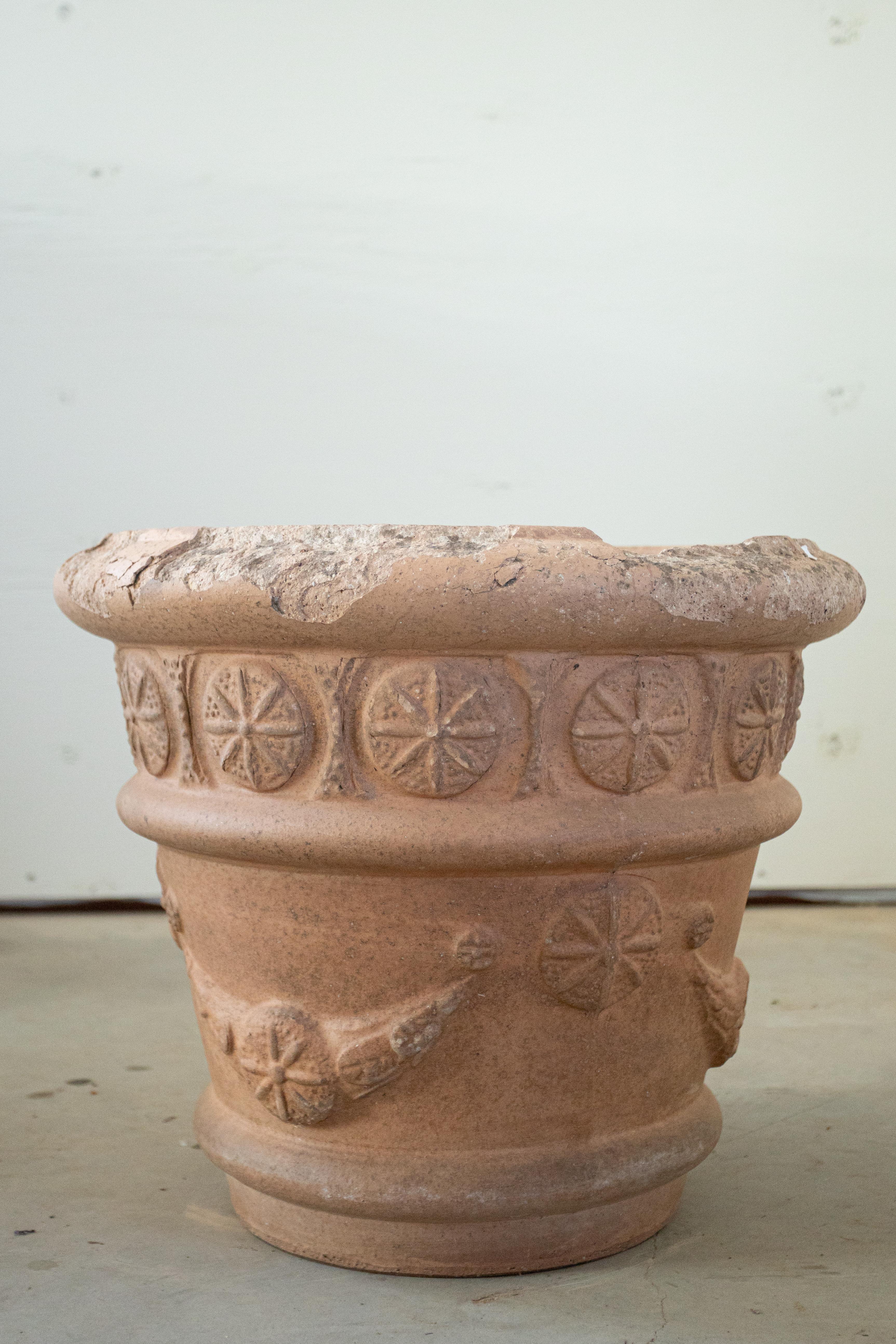Rehaussez votre jardin ou votre espace intérieur avec cette paire exquise de jardinières en terre cuite du XIXe siècle, fabriquées de manière experte en France. Chaque jardinière présente des détails complexes et un design intemporel qui reflète