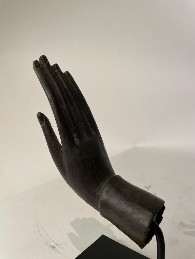 Paire de mains de Bouddha en bronze thaïlandais du XIXe siècle, Abhaya et Vitarka Mudras  en vente 4