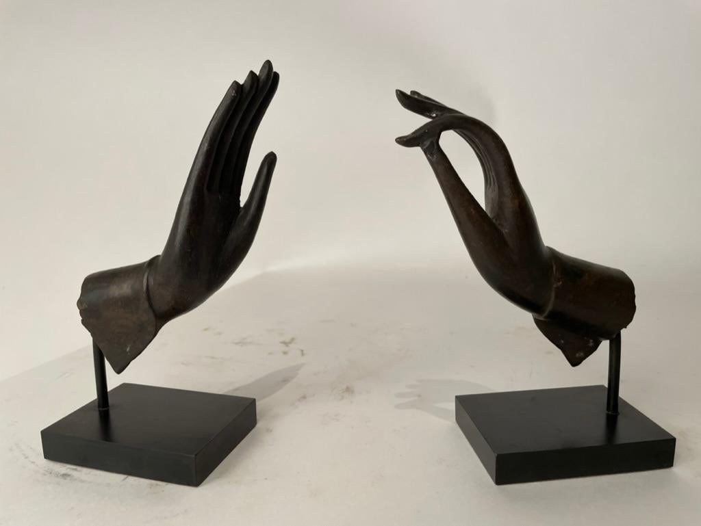 Paire de mains de Bouddha en bronze thaïlandais du XIXe siècle, Abhaya et Vitarka Mudras  en vente 7