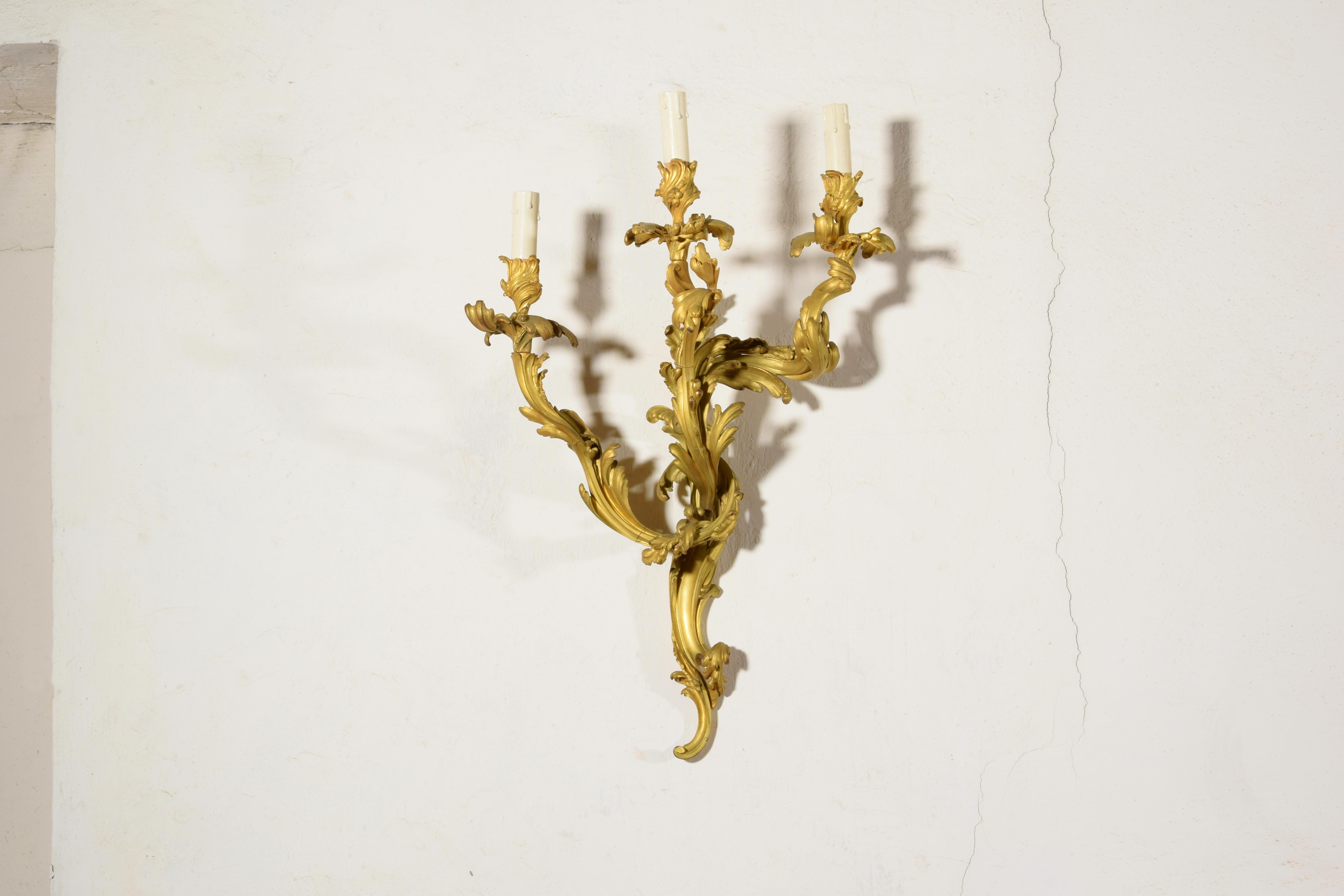 Paire d'appliques à trois lumières en bronze doré de style Louis XV, 19e siècle en vente 5