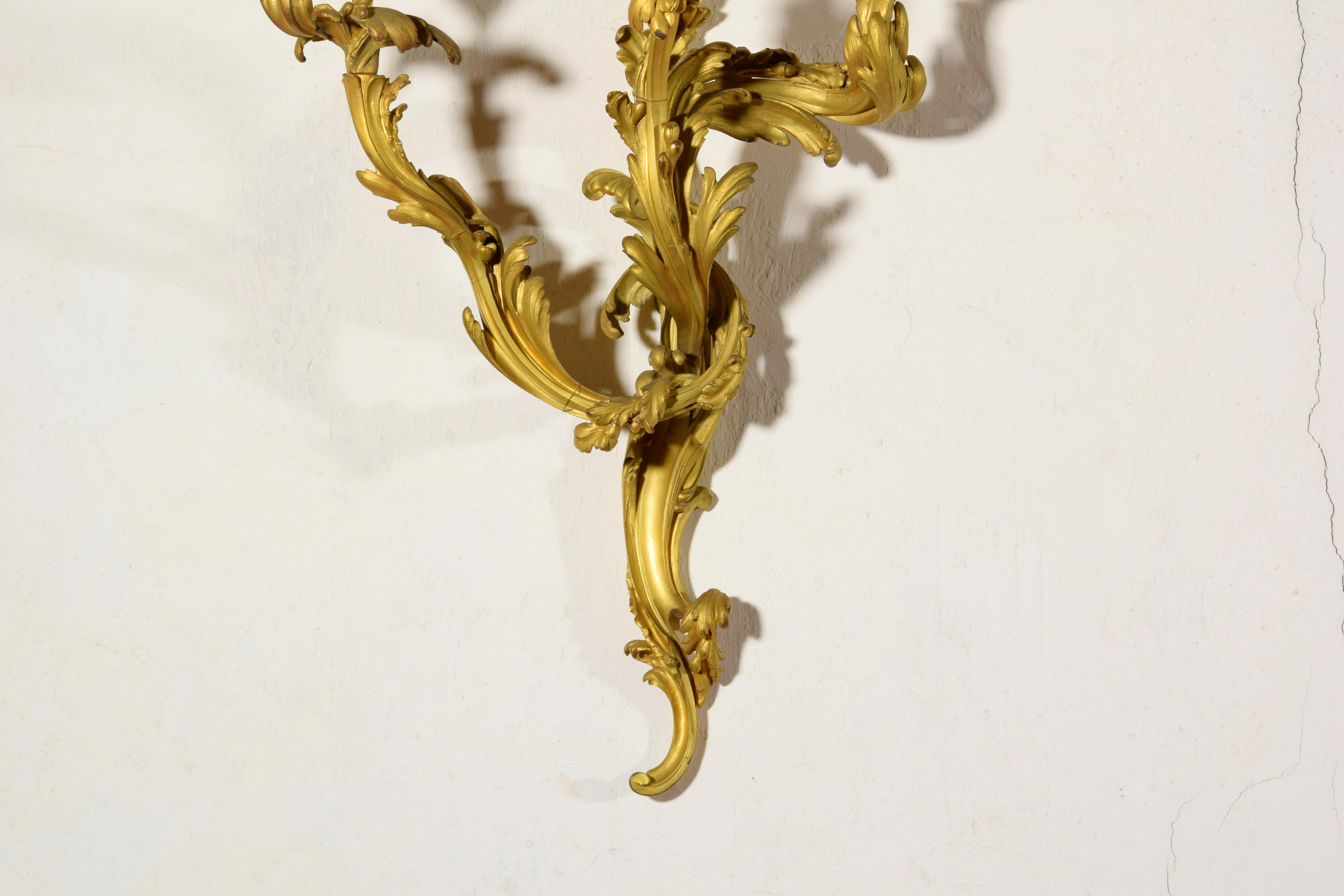 Paar dreiflammige vergoldete Bronze-Applikationen im französischen Louis-XV-Stil des 19. Jahrhunderts im Angebot 7