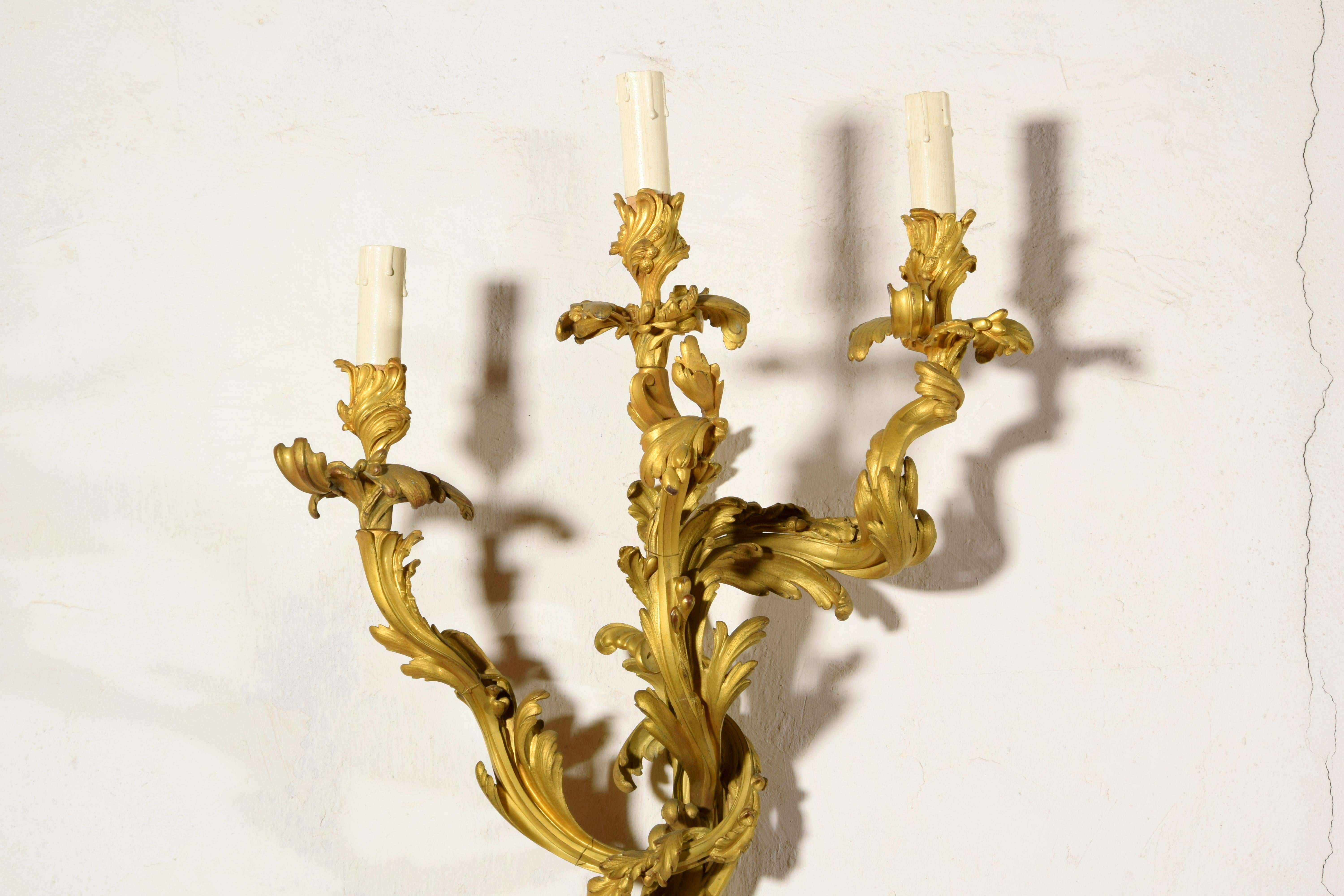 Paire d'appliques à trois lumières en bronze doré de style Louis XV, 19e siècle en vente 7