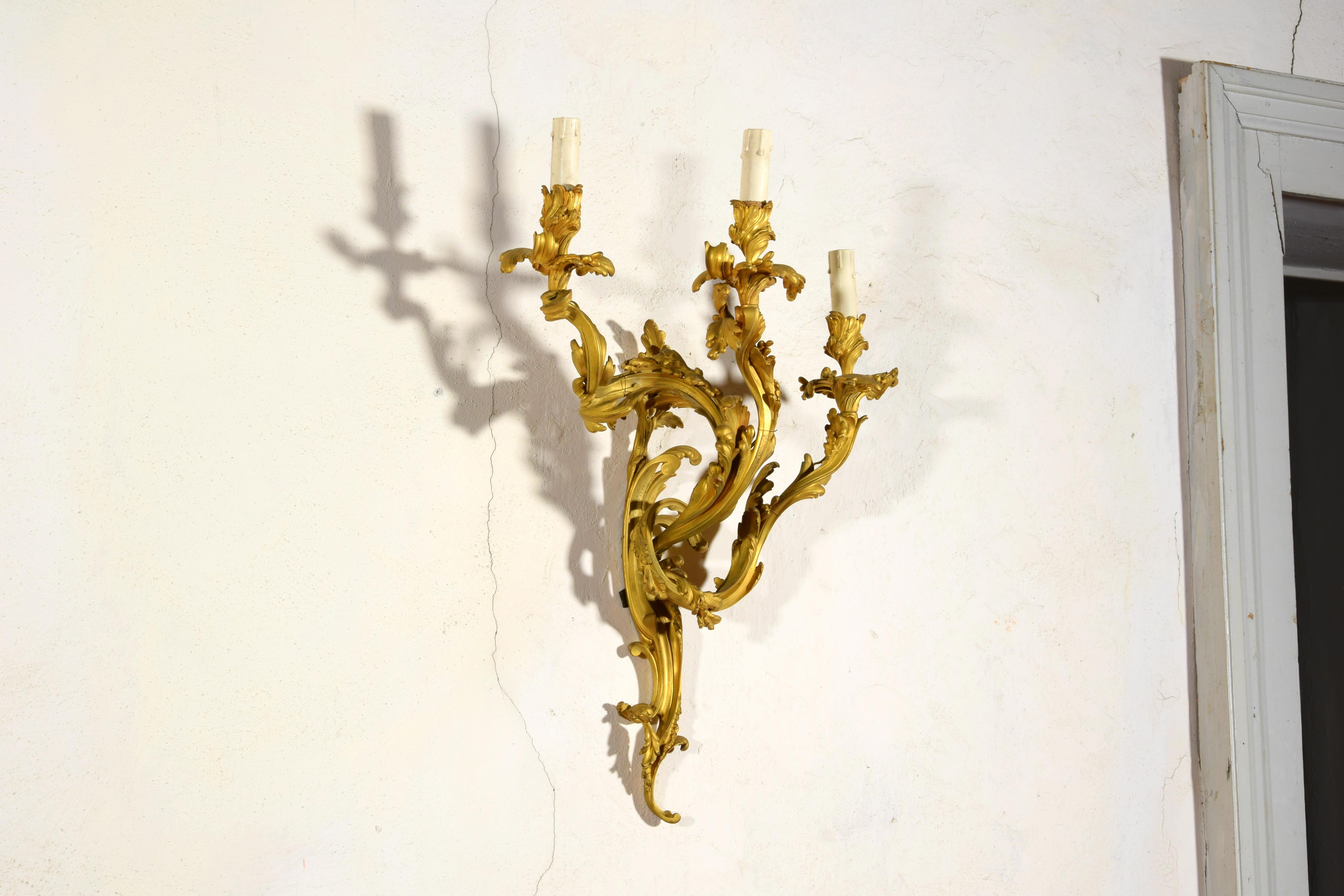 Paire d'appliques à trois lumières en bronze doré de style Louis XV, 19e siècle en vente 9