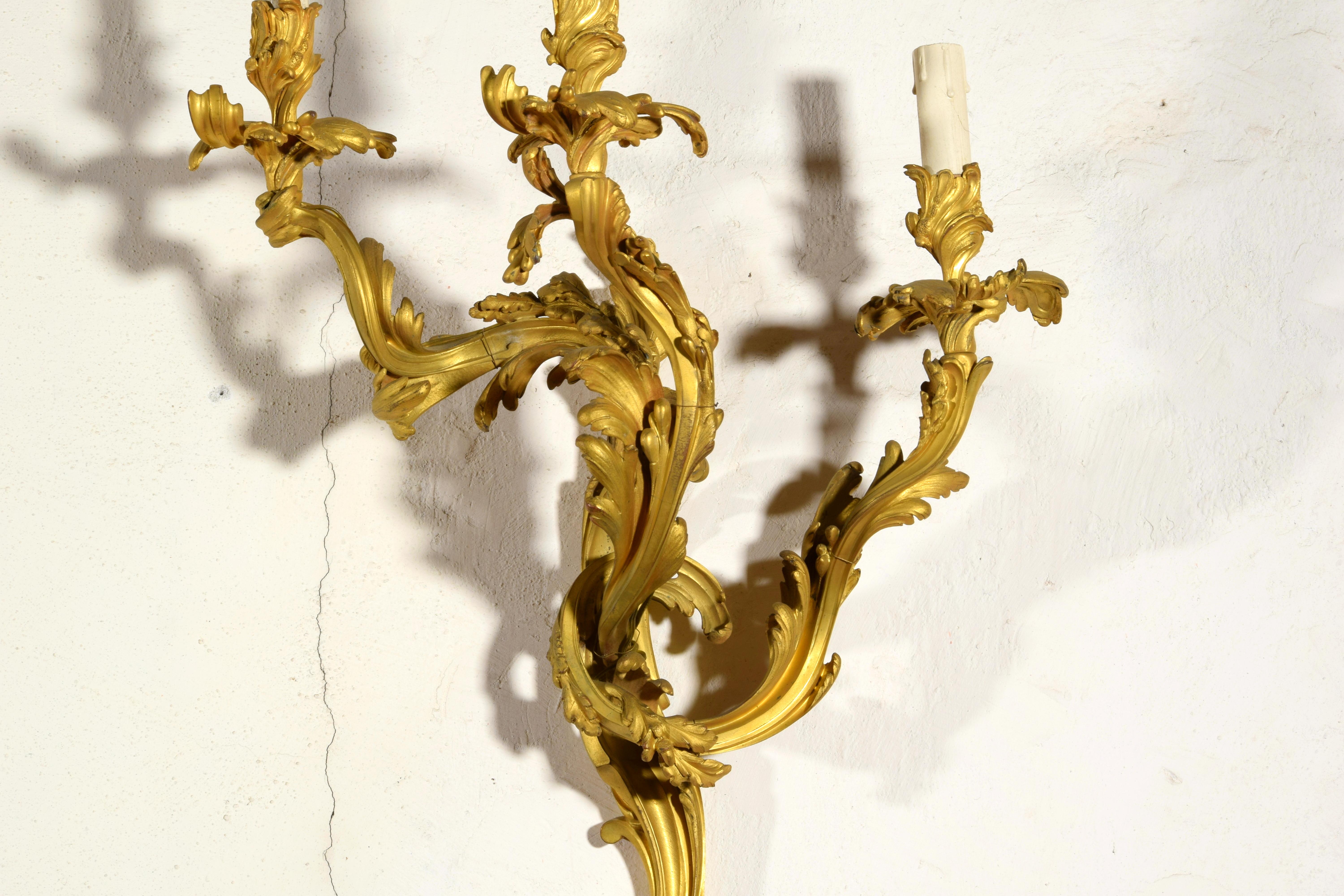 Paire d'appliques à trois lumières en bronze doré de style Louis XV, 19e siècle en vente 10