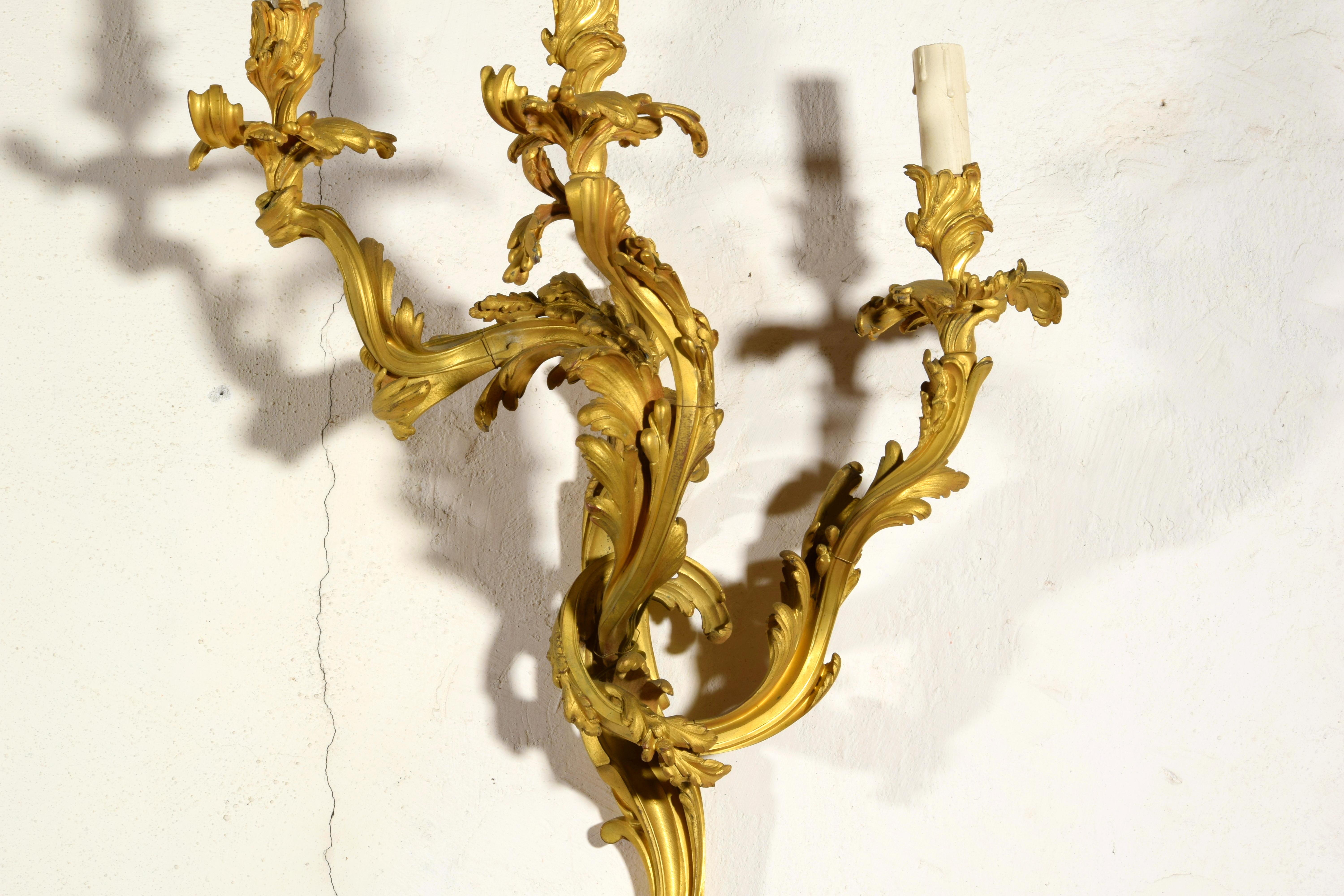 Paar dreiflammige vergoldete Bronze-Applikationen im französischen Louis-XV-Stil des 19. Jahrhunderts im Angebot 11