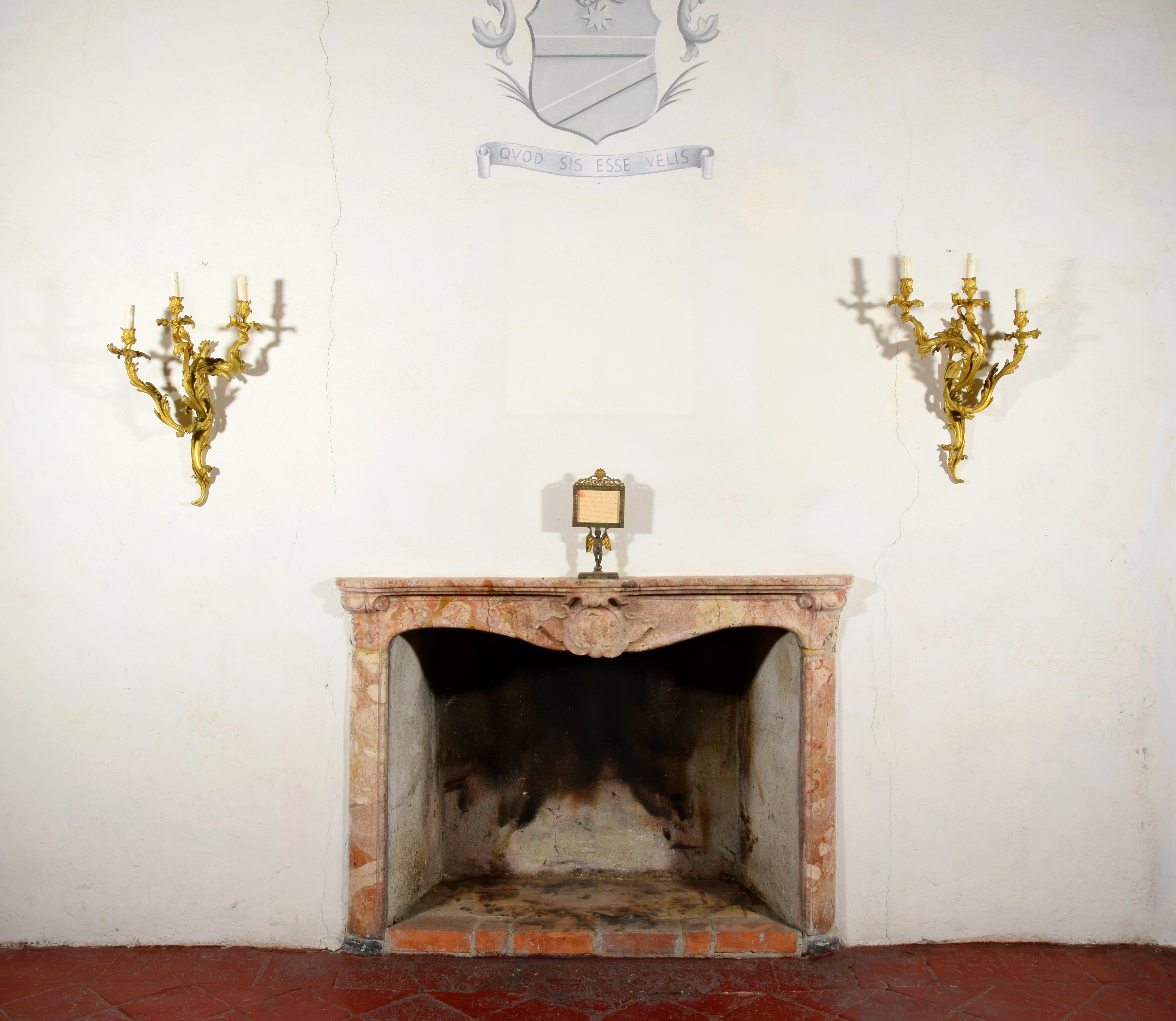Importante paire d'appliques murales à trois lumières en bronze doré finement ciselé d'un riche décor Rocaille de feuillages stylisés.
Style Louis XV, fin du 19e siècle.
Ces appliques sont stylistiquement comparables à la paire d'appliques des