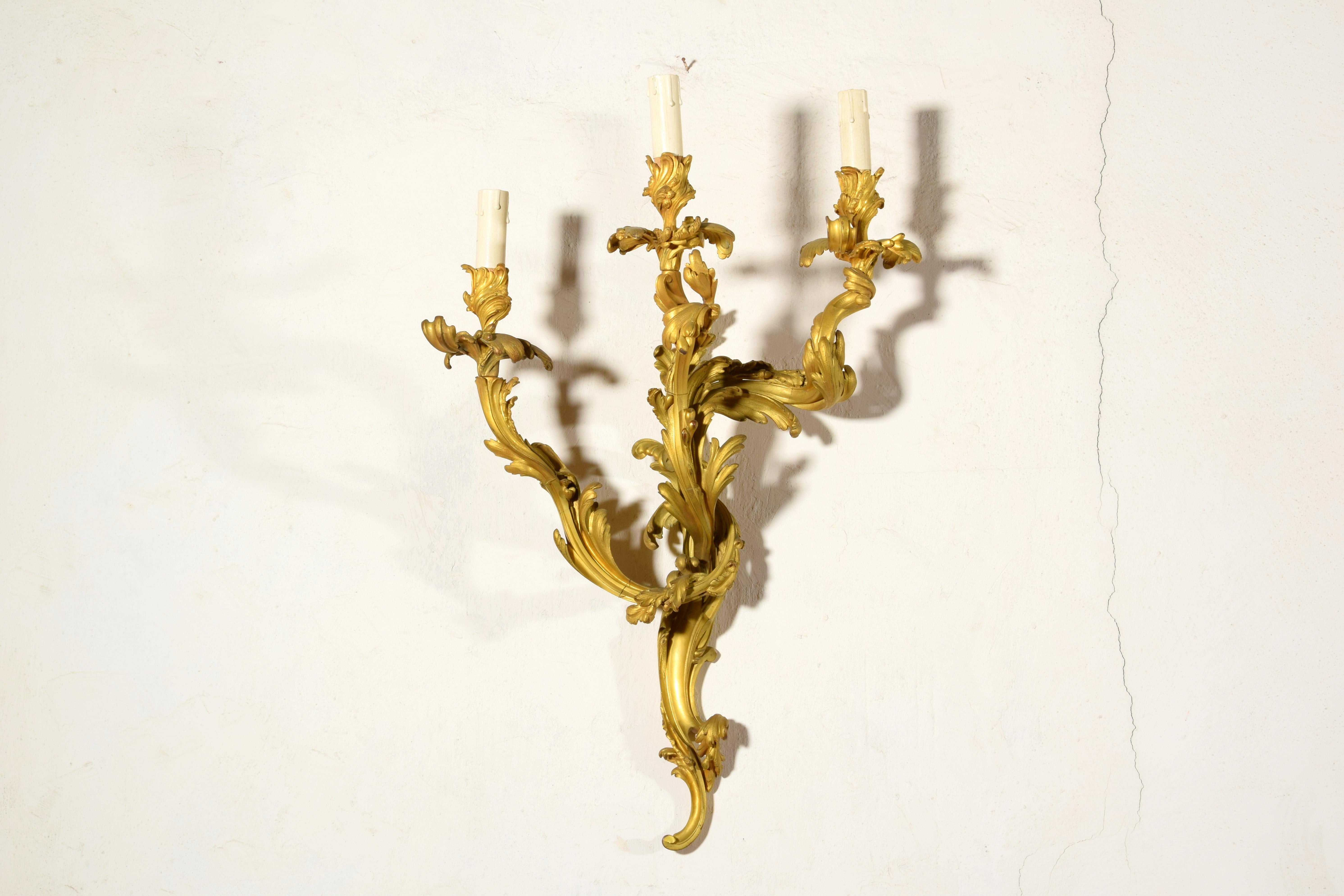 Paar dreiflammige vergoldete Bronze-Applikationen im französischen Louis-XV-Stil des 19. Jahrhunderts (Französisch) im Angebot