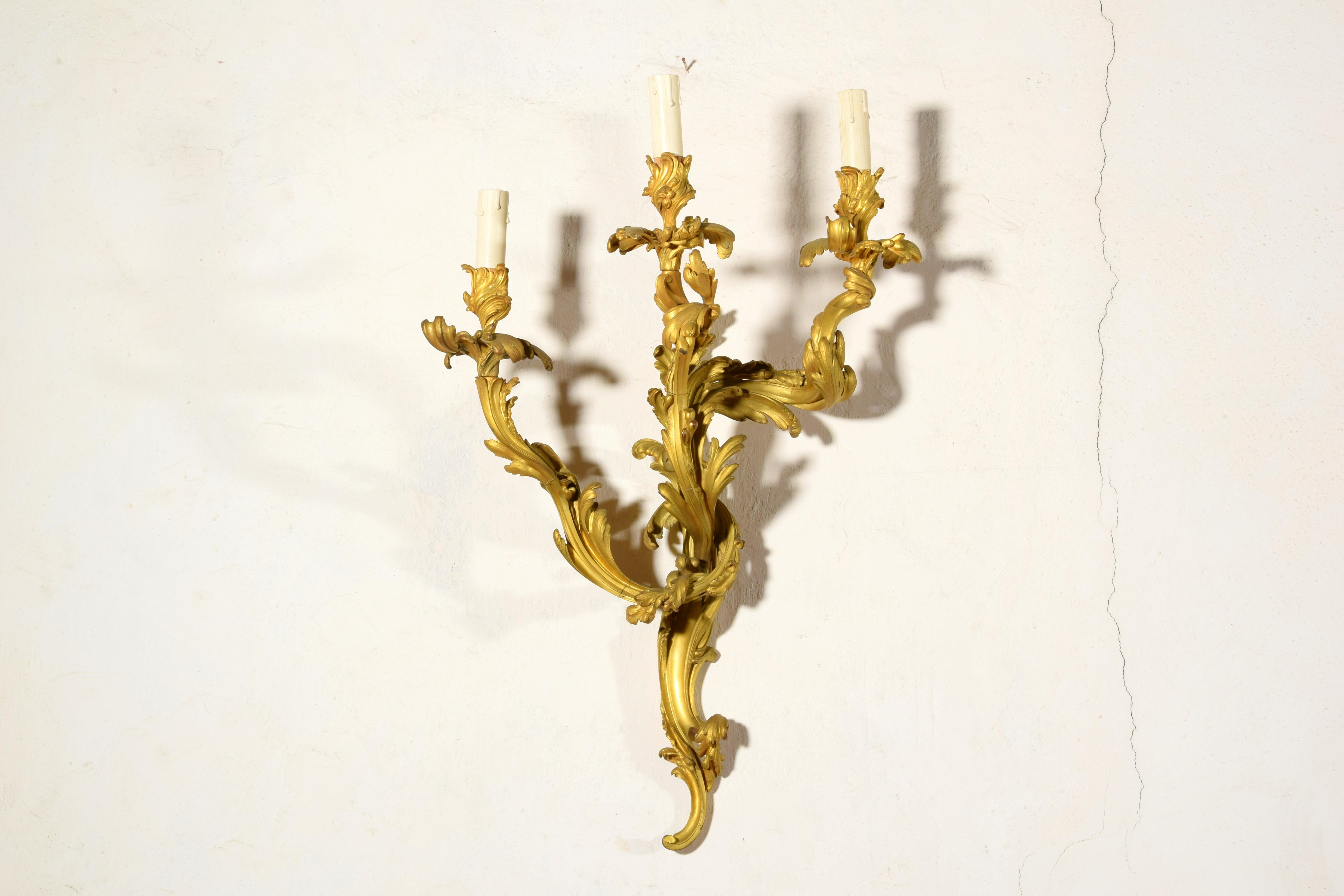 Doré Paire d'appliques à trois lumières en bronze doré de style Louis XV, 19e siècle