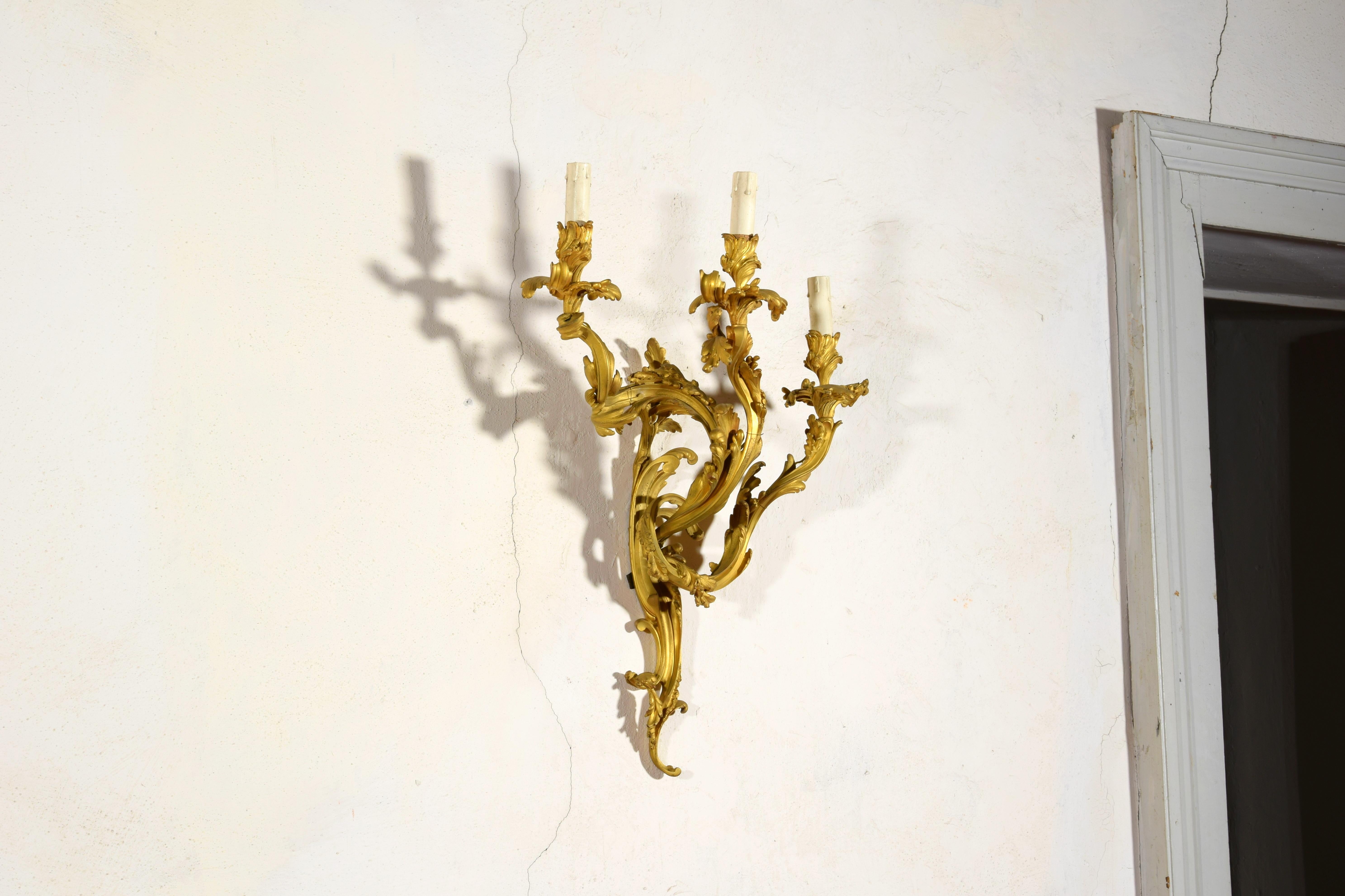Bronze Paire d'appliques à trois lumières en bronze doré de style Louis XV, 19e siècle en vente