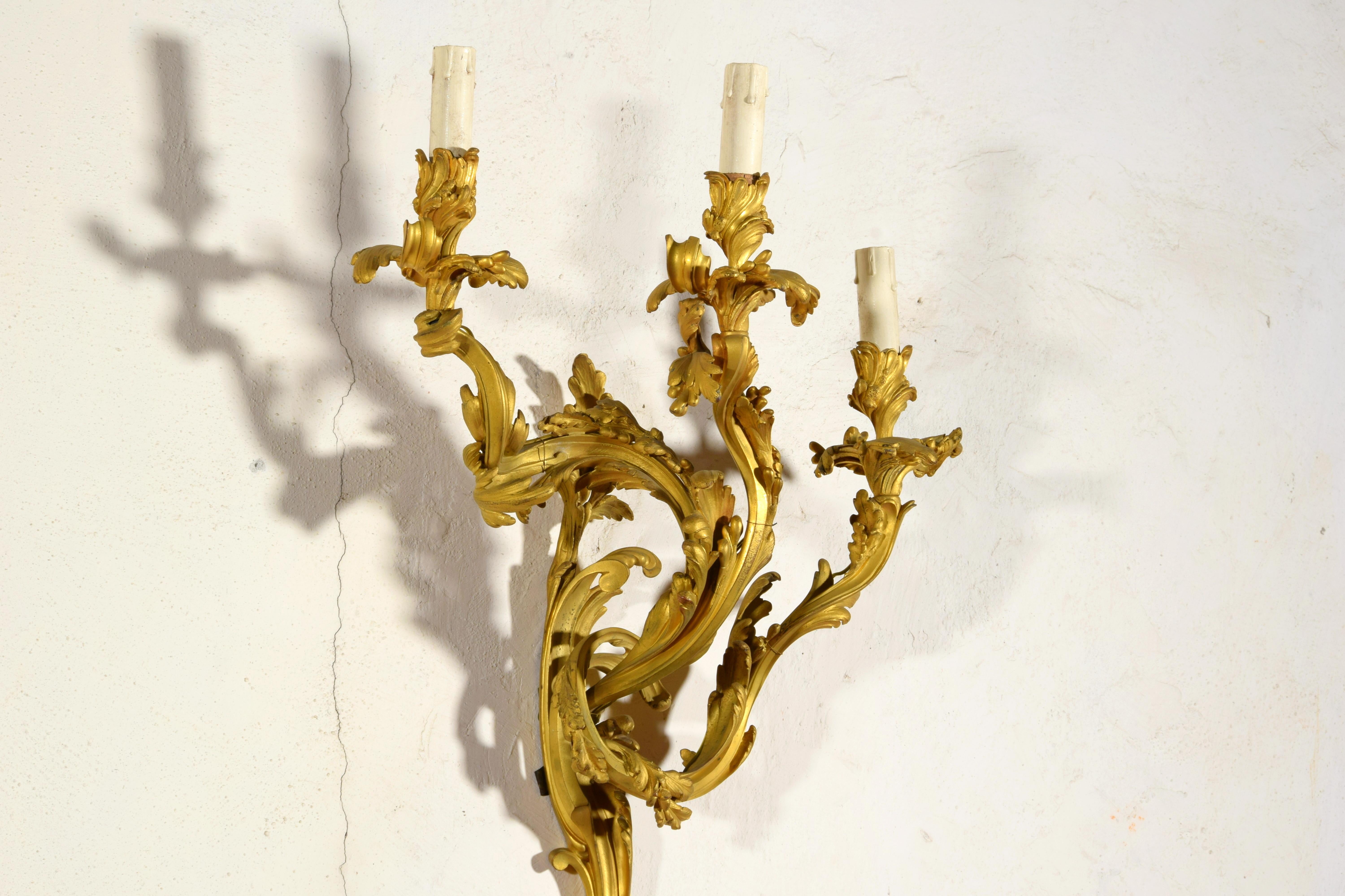 Paire d'appliques à trois lumières en bronze doré de style Louis XV, 19e siècle en vente 1