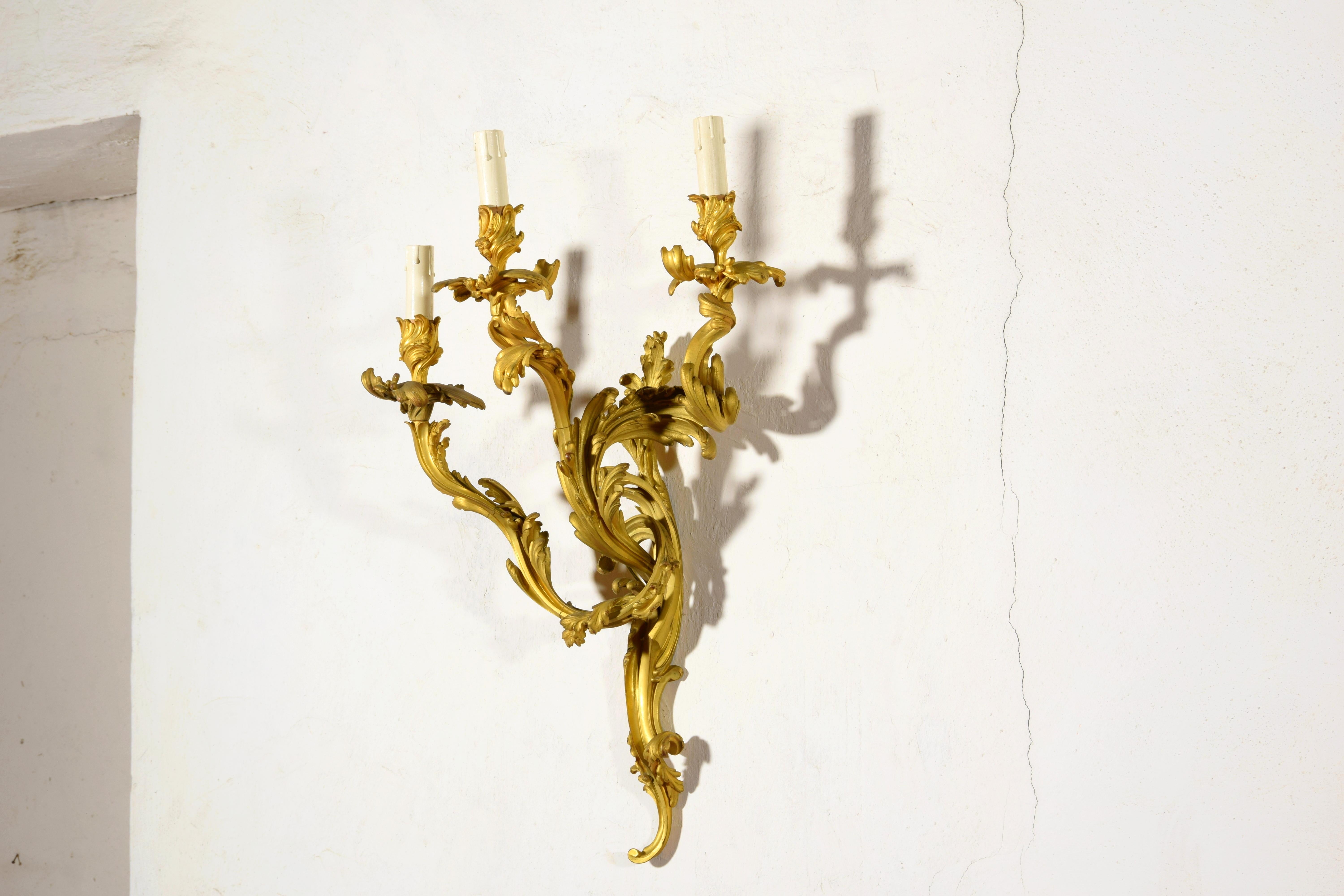 Paar dreiflammige vergoldete Bronze-Applikationen im französischen Louis-XV-Stil des 19. Jahrhunderts im Angebot 3
