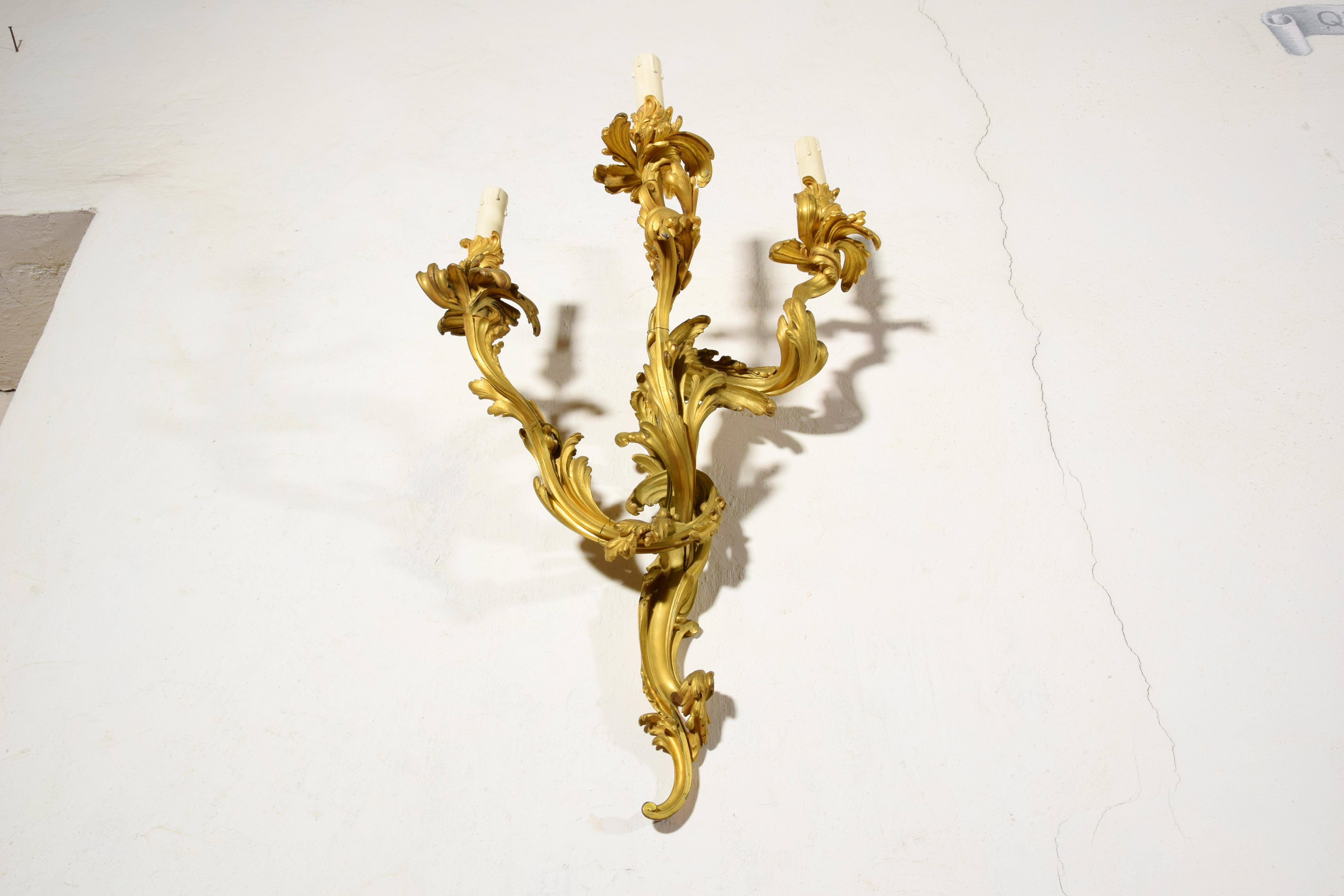 Paar dreiflammige vergoldete Bronze-Applikationen im französischen Louis-XV-Stil des 19. Jahrhunderts im Angebot 4