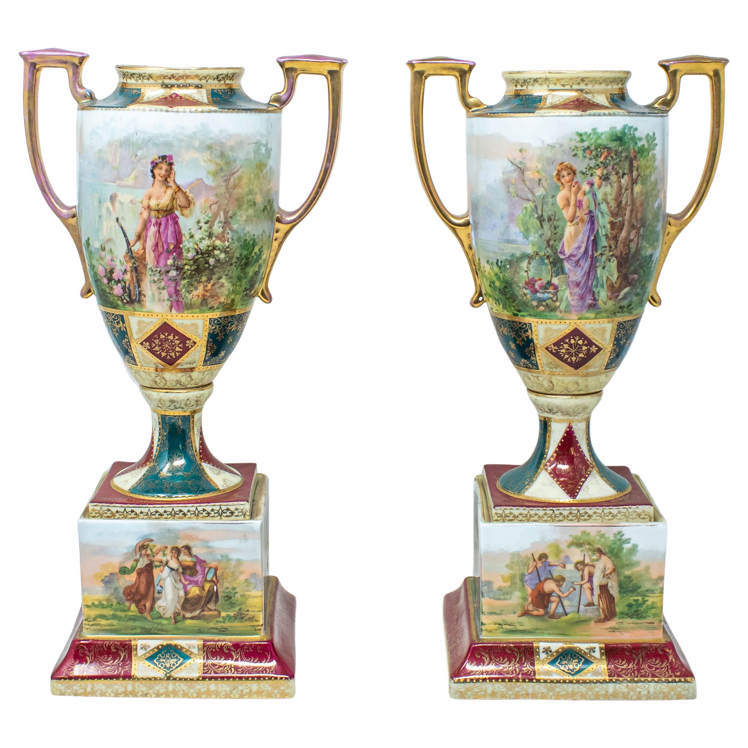Paire de vases en porcelaine d'atelier autrichien du 19ème siècle