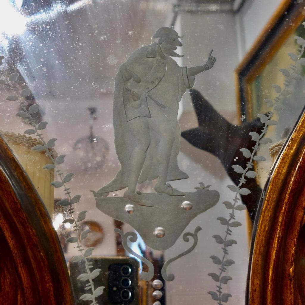 19th Century Pair of Venetian Giltwood Sconces with Engraved Glass Background In Good Condition For Sale In NICE, FR