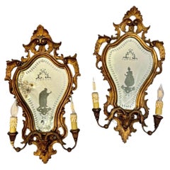 Siglo XIX Pareja de candelabros venecianos de madera dorada con fondo de cristal grabado