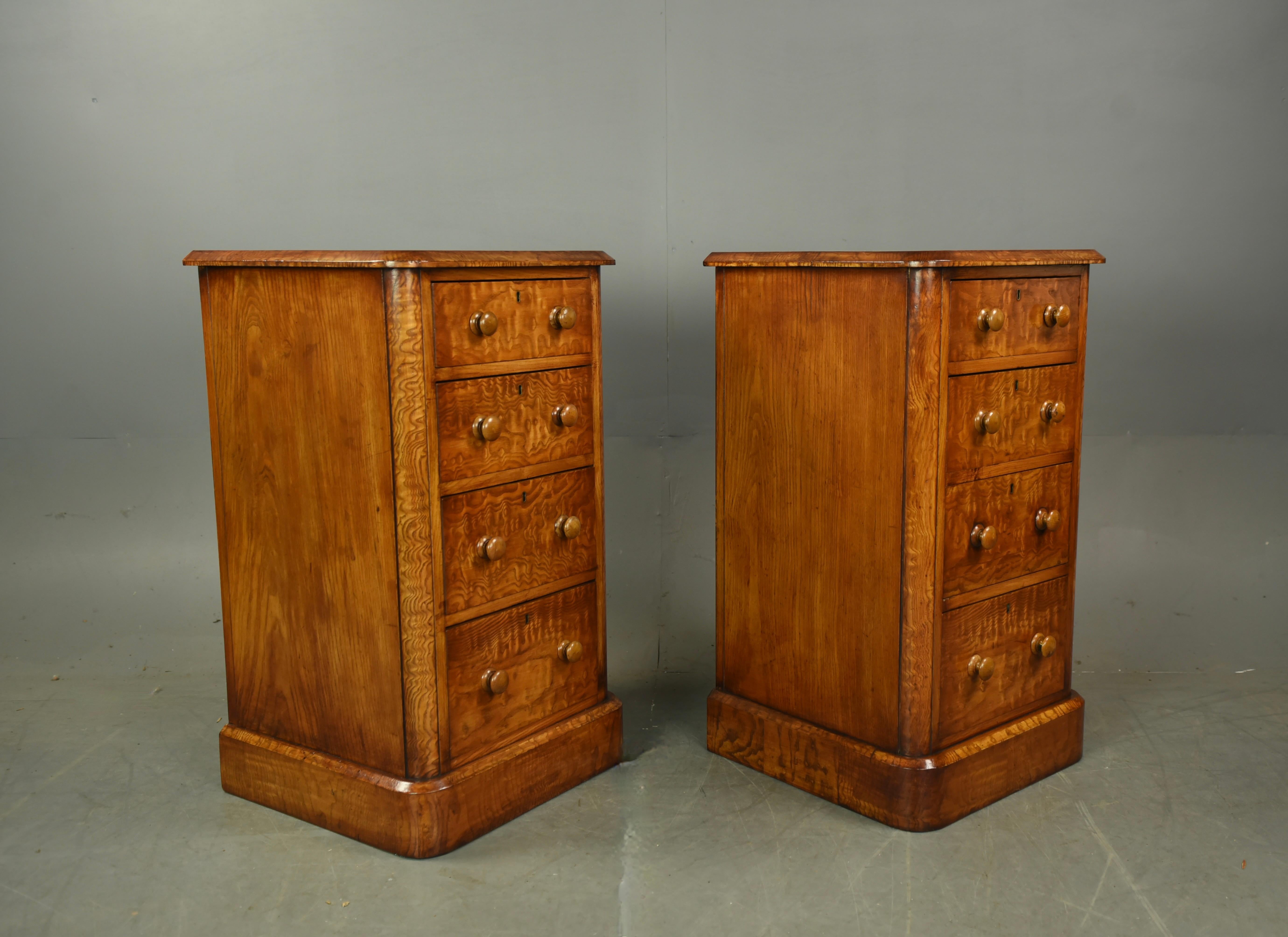 English 19th century pair of Victorian bedside chests of drawers night stands
