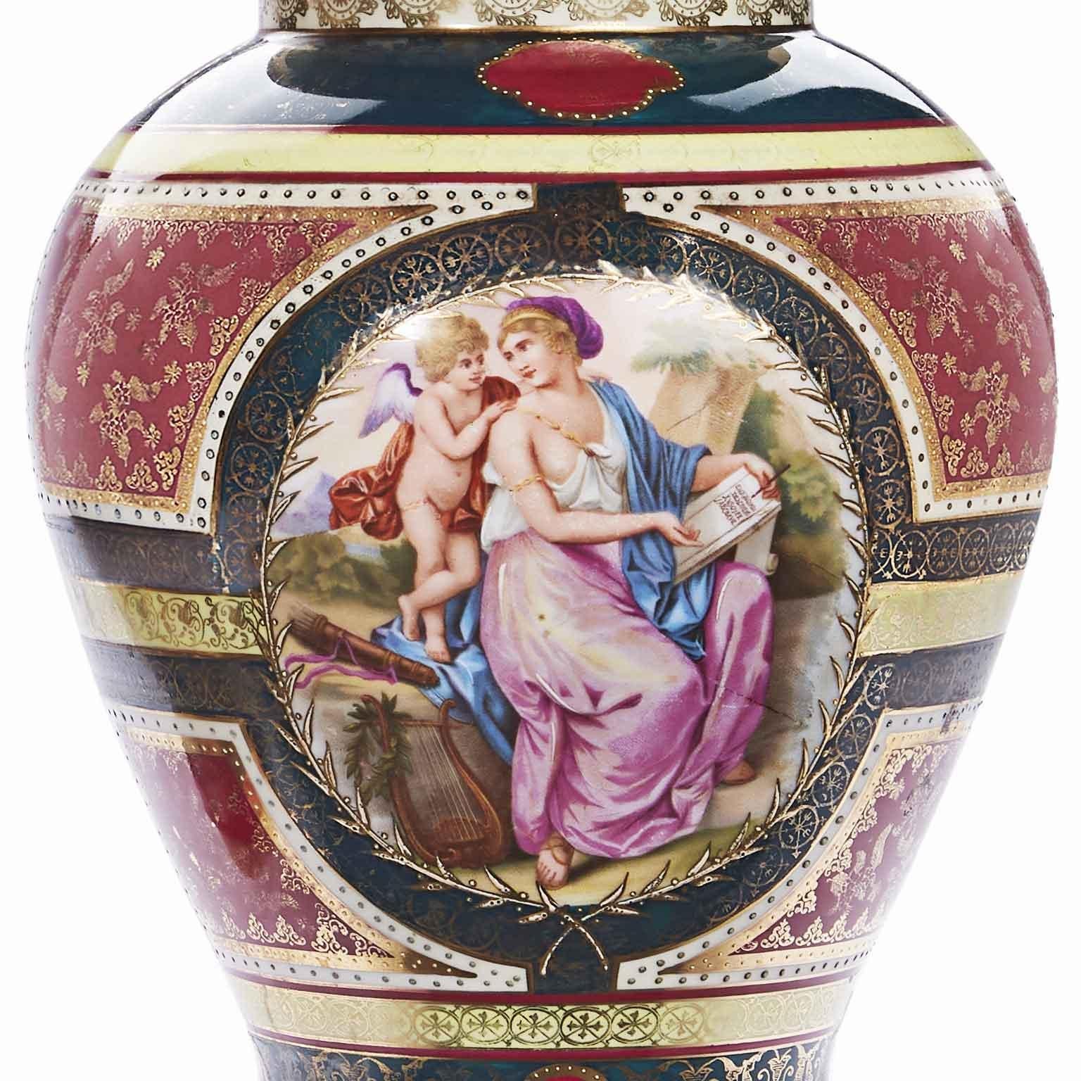 Paar Wiener Porzellanvasen des 19. Jahrhunderts, lila, rot, grün und Gold (Österreichisch)