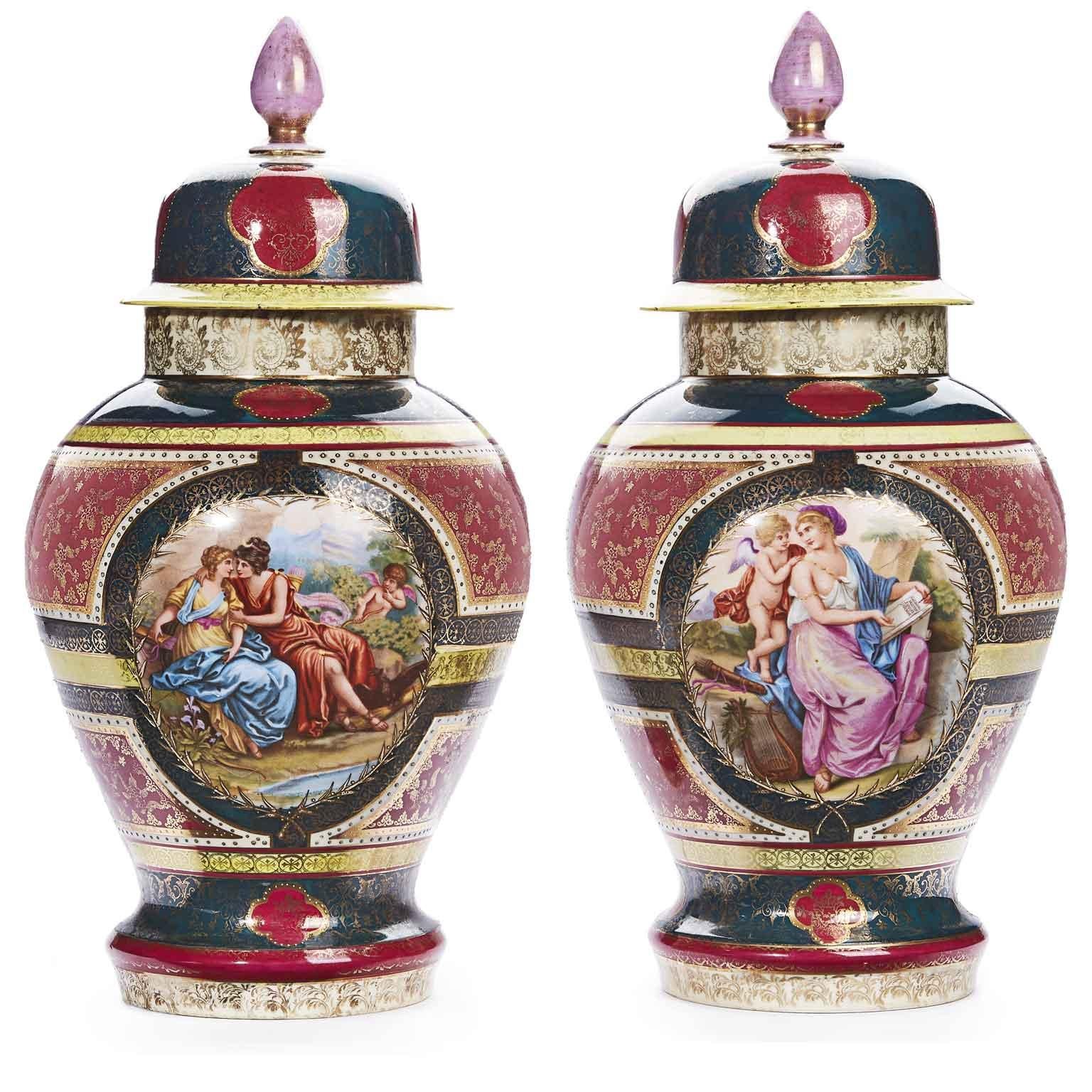 Paar Wiener Porzellanvasen des 19. Jahrhunderts, lila, rot, grün und Gold 1