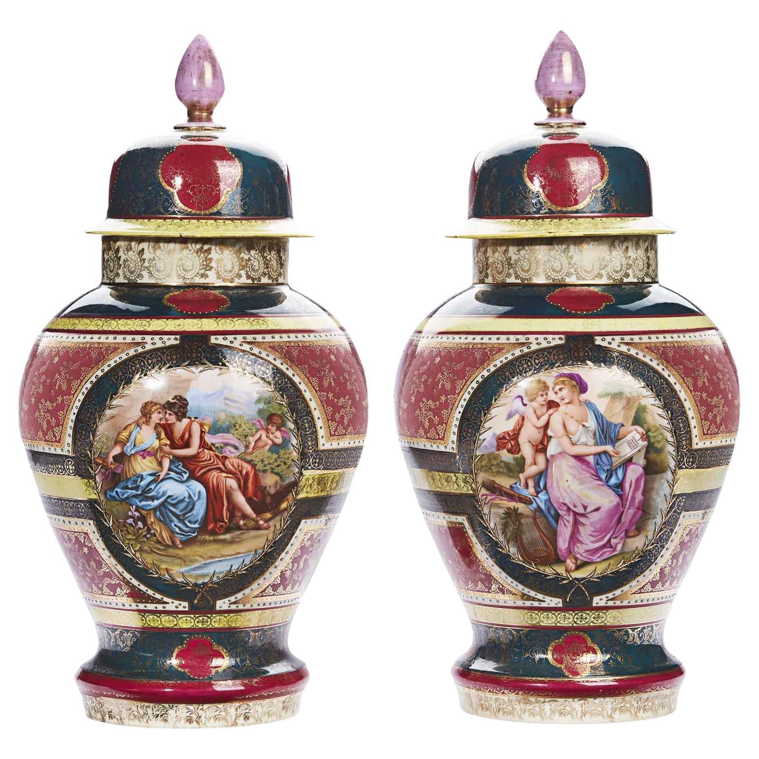 Paar Wiener Porzellanvasen des 19. Jahrhunderts, lila, rot, grün und Gold
