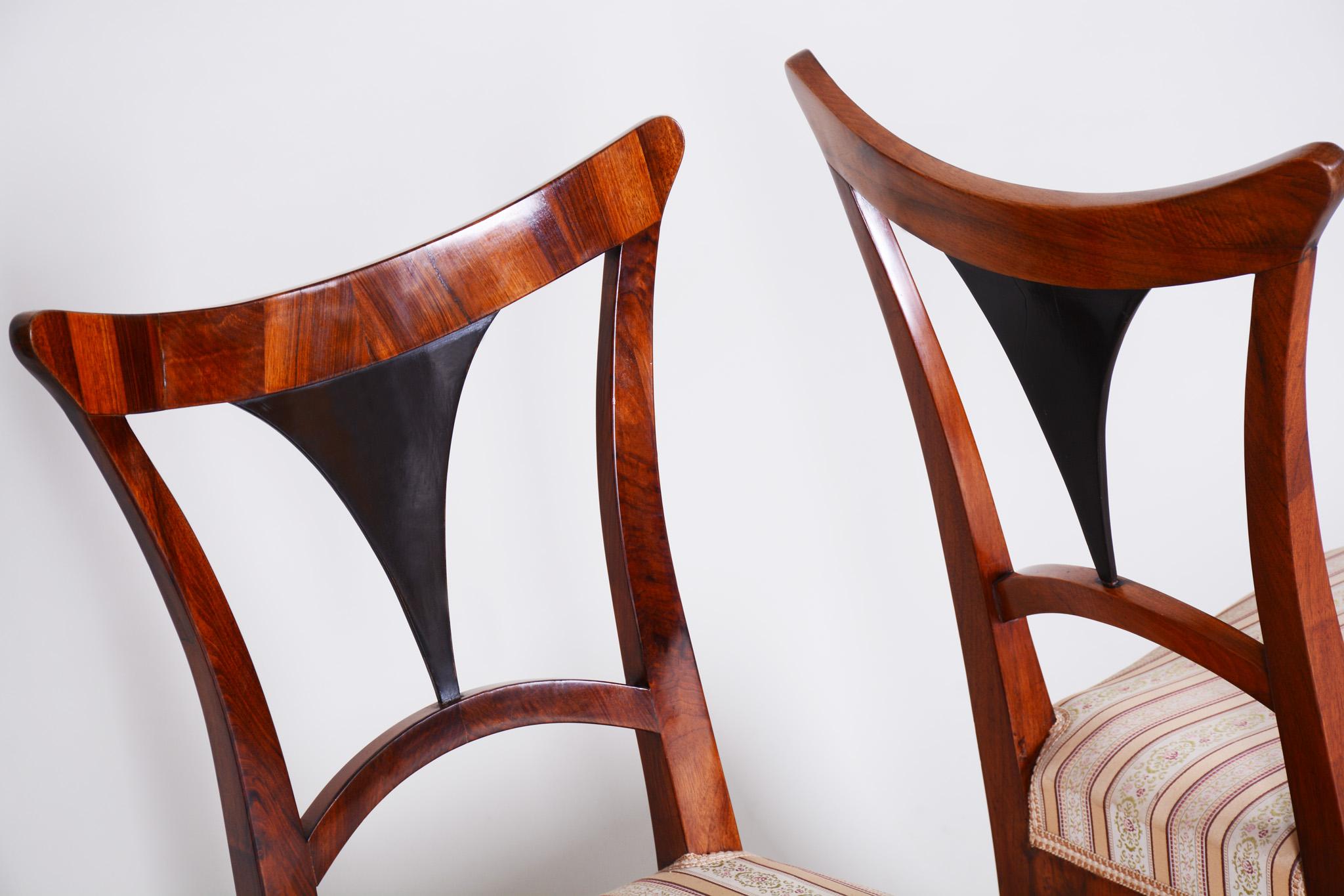 19th Century Pair of Walnut Austrian Biedermeier Chairs, Wien, Period 1810-1819 In Good Condition For Sale In Horomerice, CZ