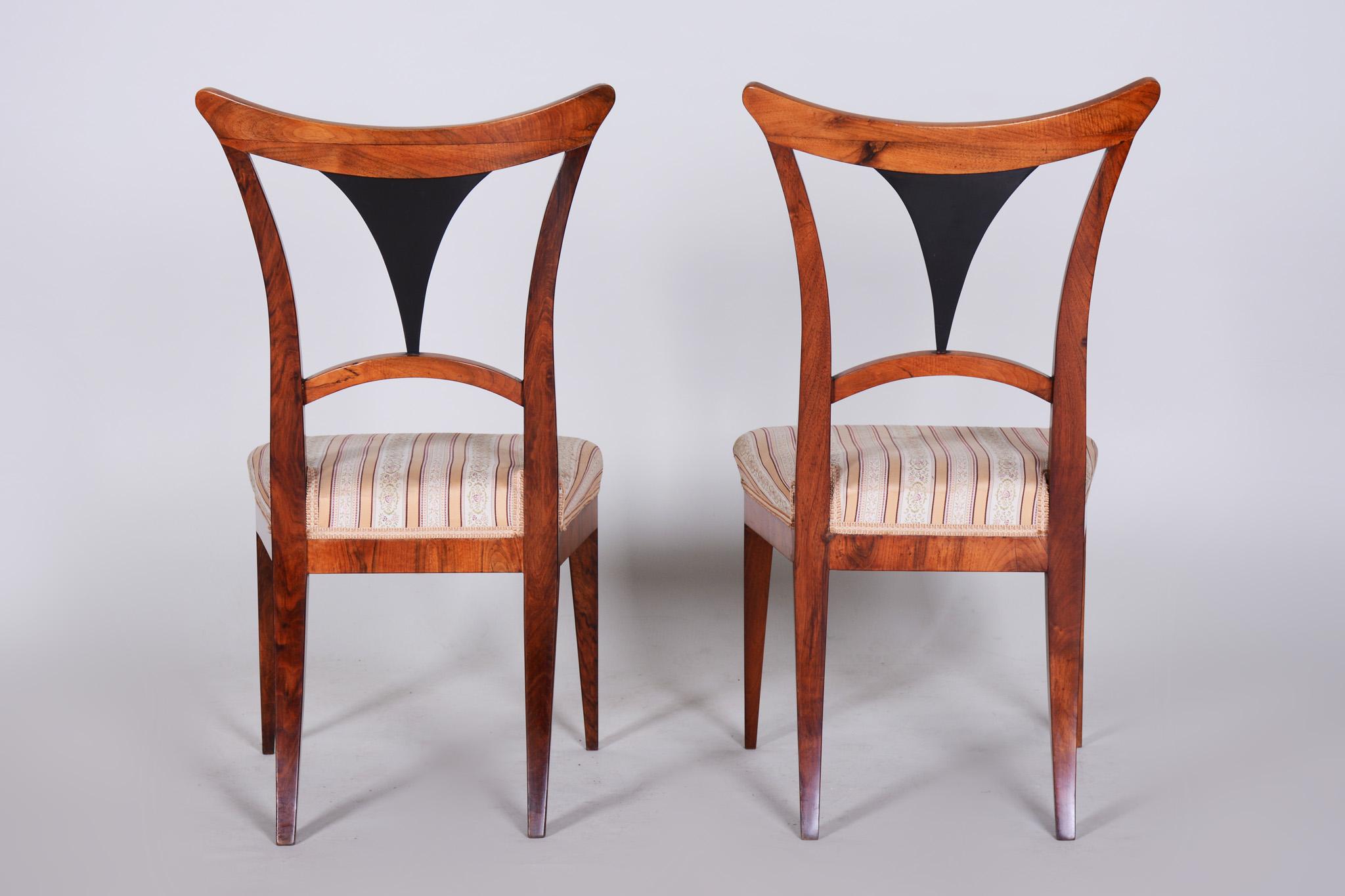19th Century Pair of Walnut Austrian Biedermeier Chairs, Wien, Period 1810-1819 For Sale 1