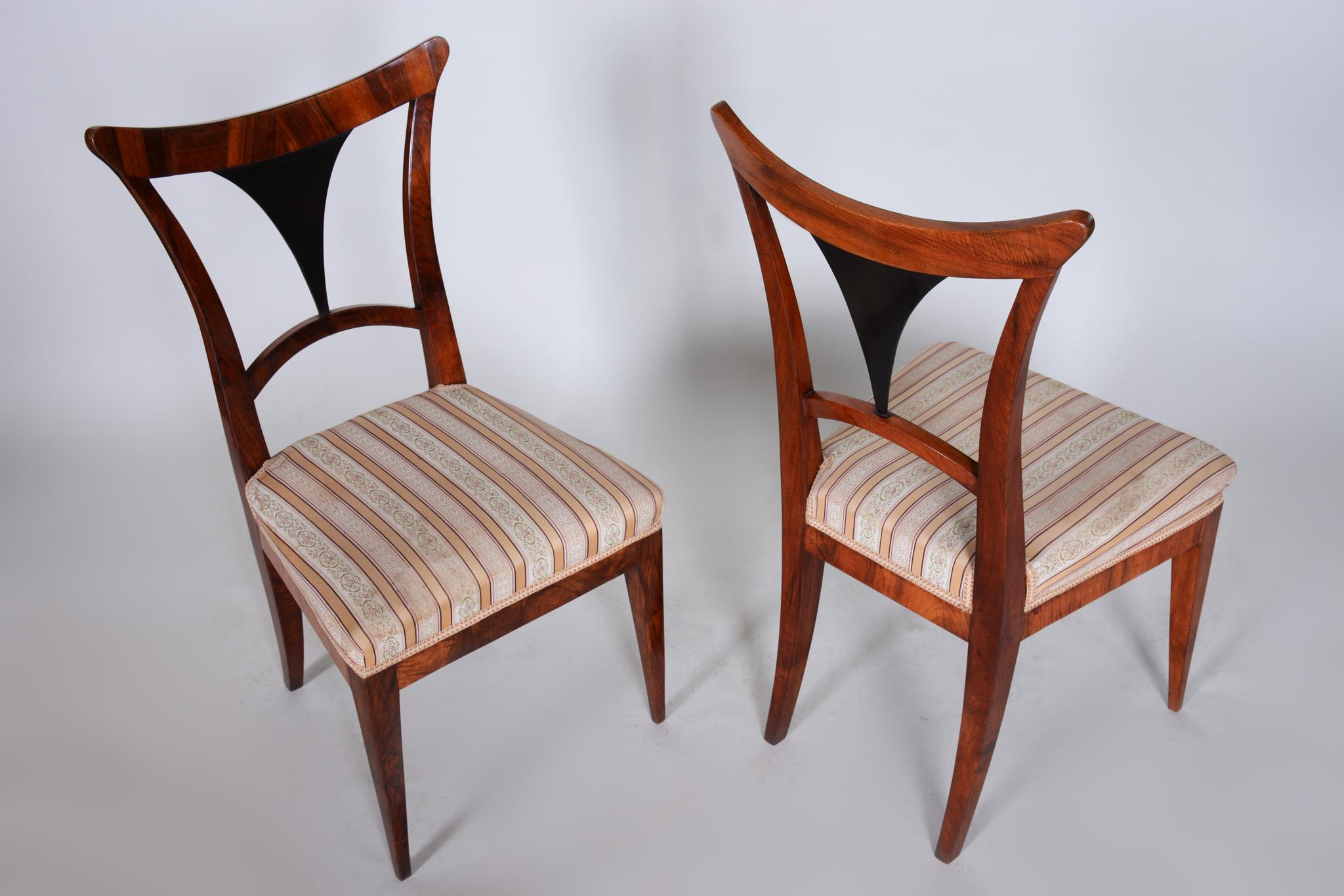 19th Century Pair of Walnut Austrian Biedermeier Chairs, Wien, Period 1810-1819 For Sale 2
