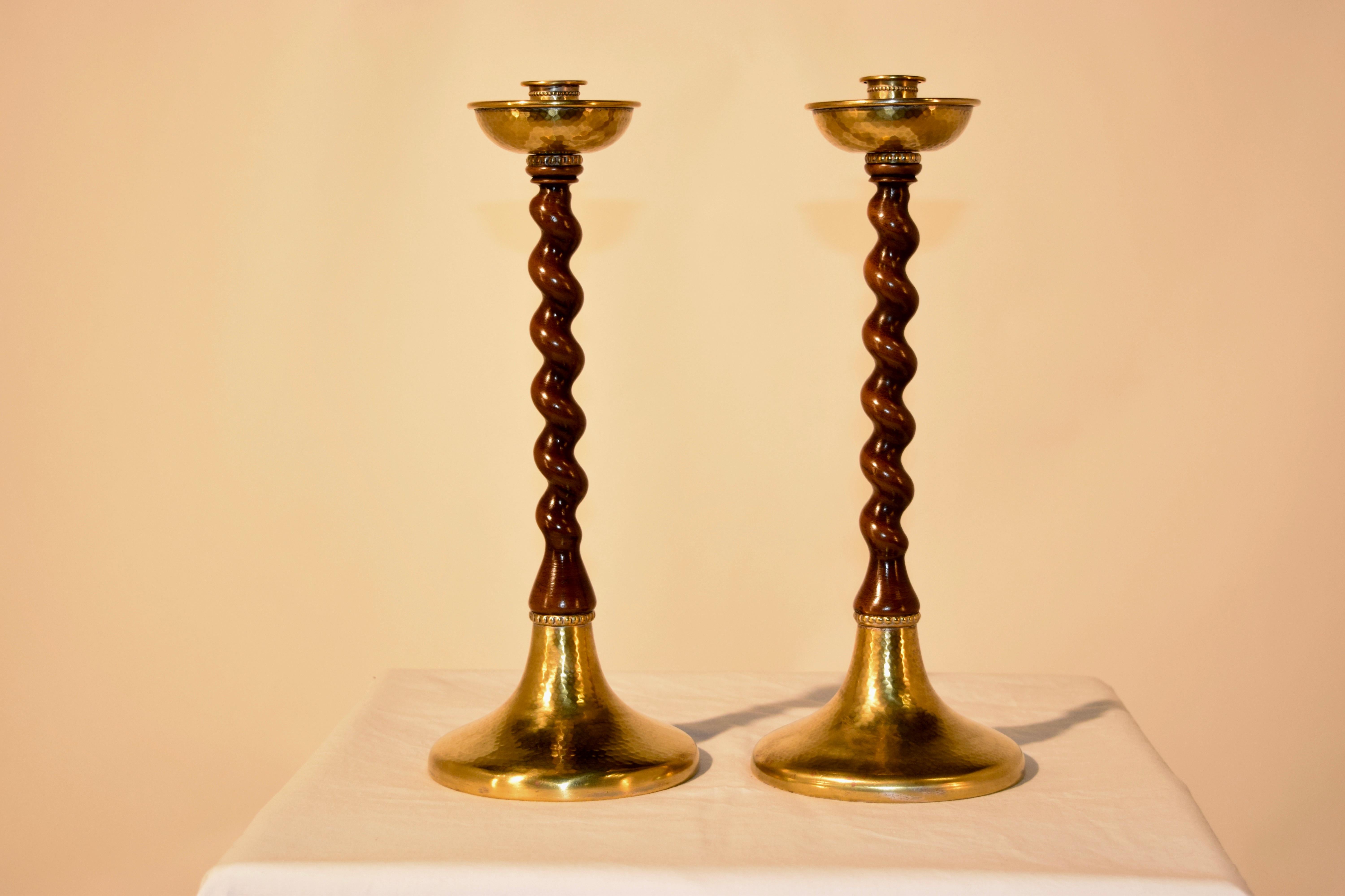 Paar Kerzenständer aus Nussbaumholz, 19. Jahrhundert (Englisch) im Angebot